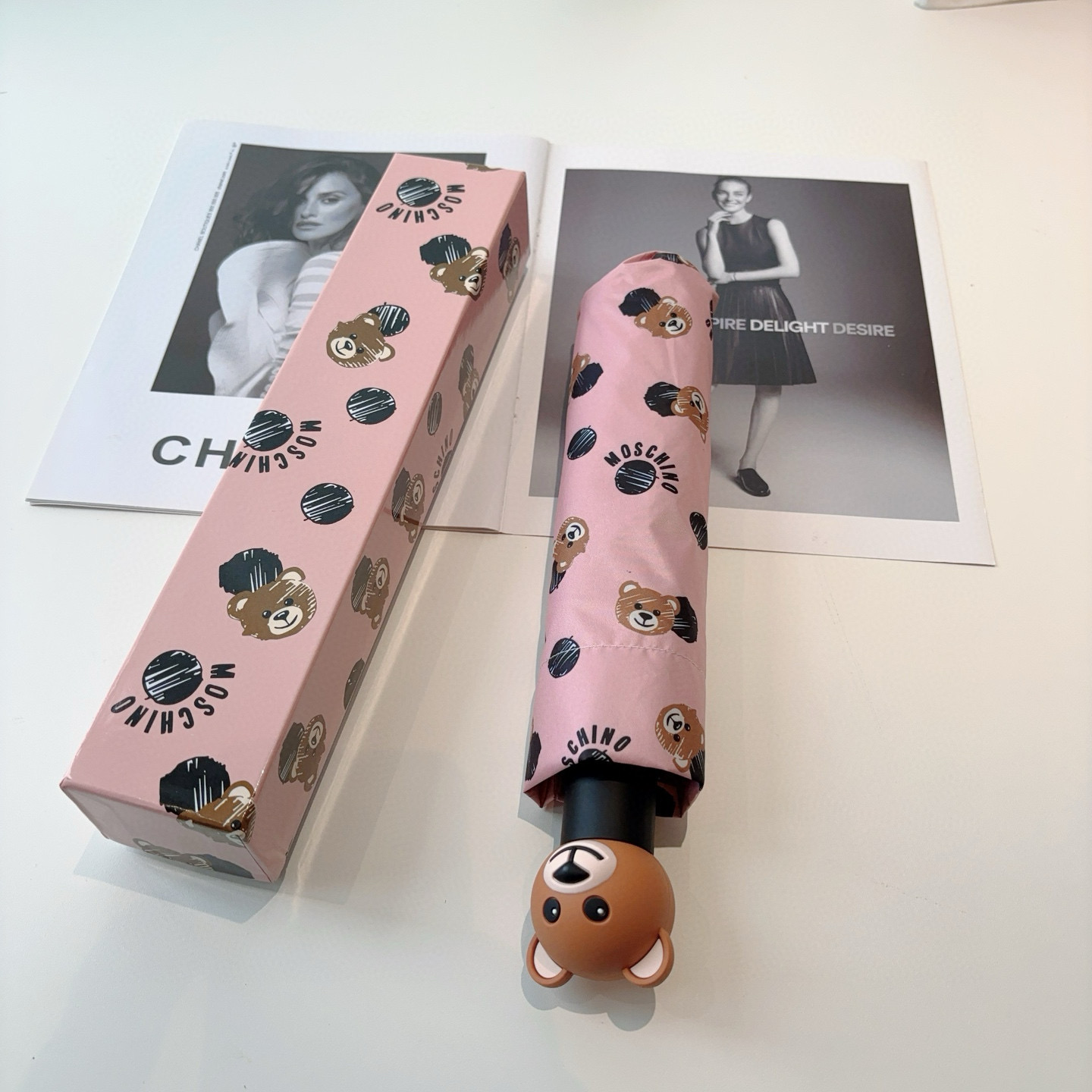  Moschino（莫斯奇诺）熊头柄 三折自动伞设计师Franco Moschino以自己的名字命名的一