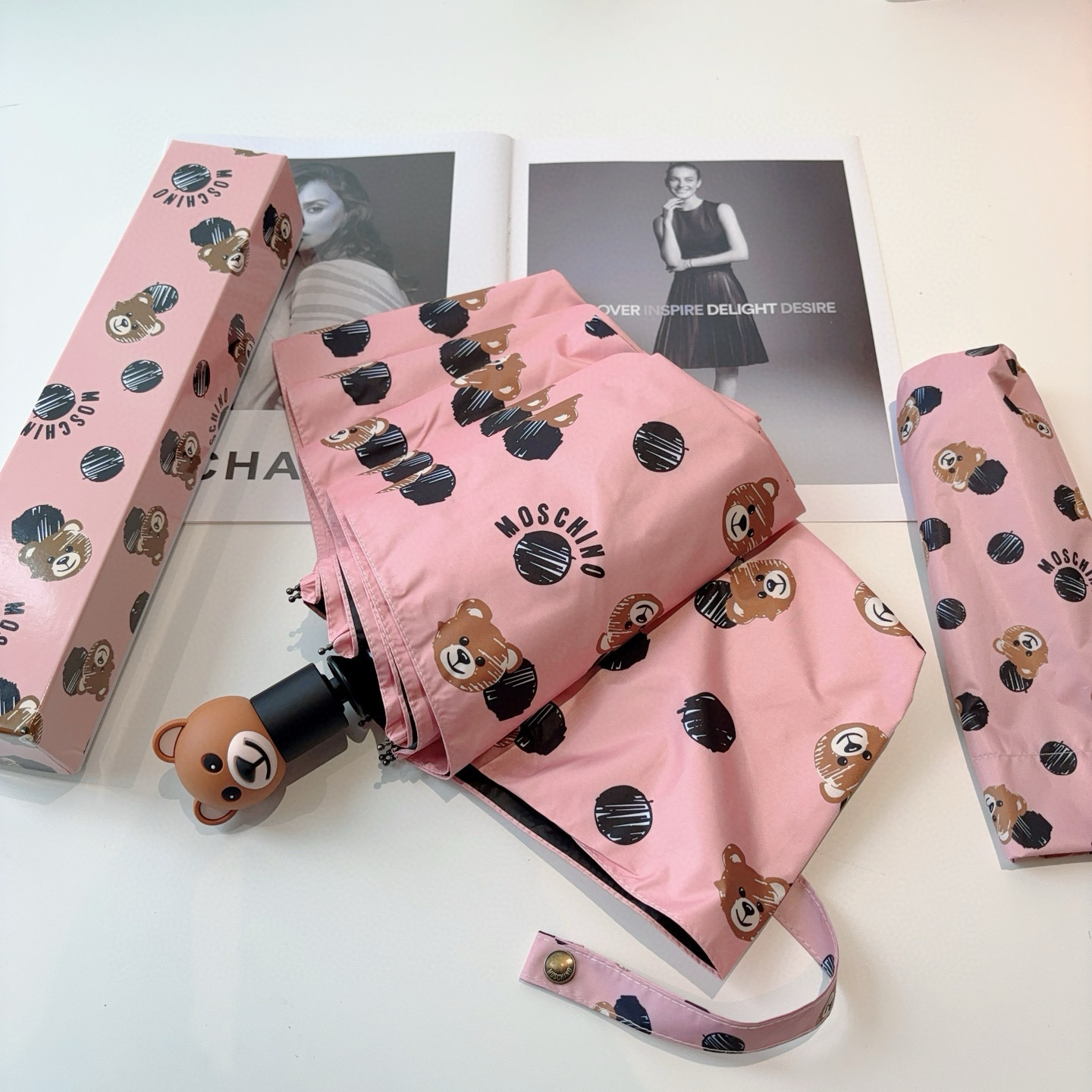  Moschino（莫斯奇诺）熊头柄 三折自动伞设计师Franco Moschino以自己的名字命名的一