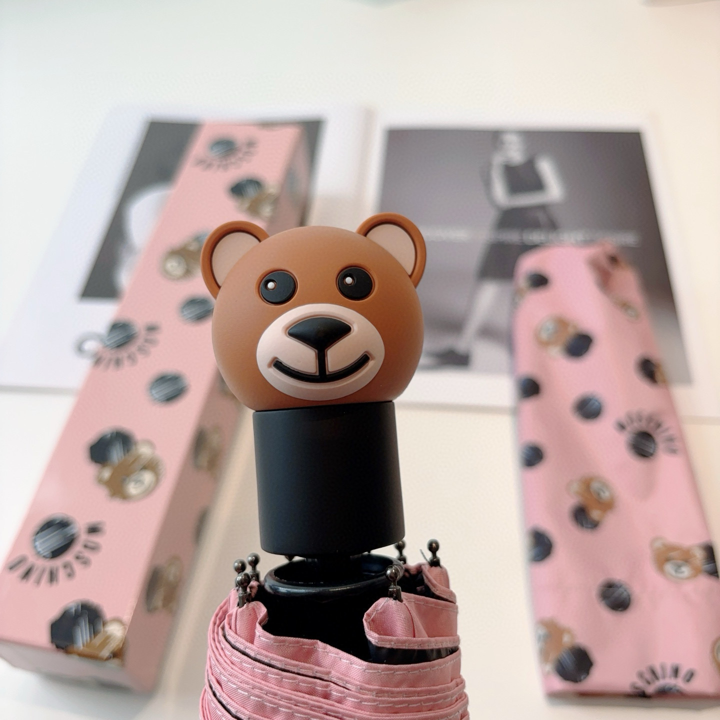  Moschino（莫斯奇诺）熊头柄 三折自动伞设计师Franco Moschino以自己的名字命名的一