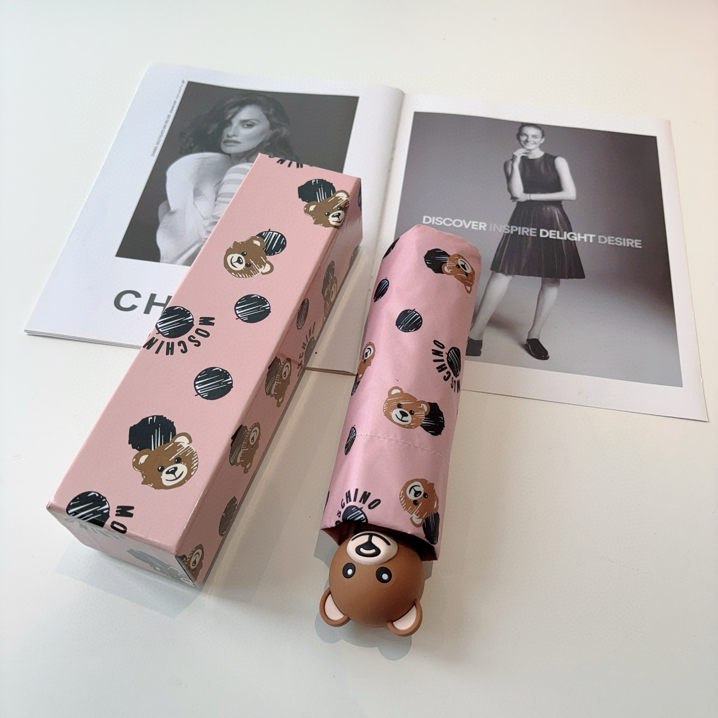  Moschino（莫斯奇诺）熊头柄 五折手开伞设计师Franco Moschino以自己的名字命名的一