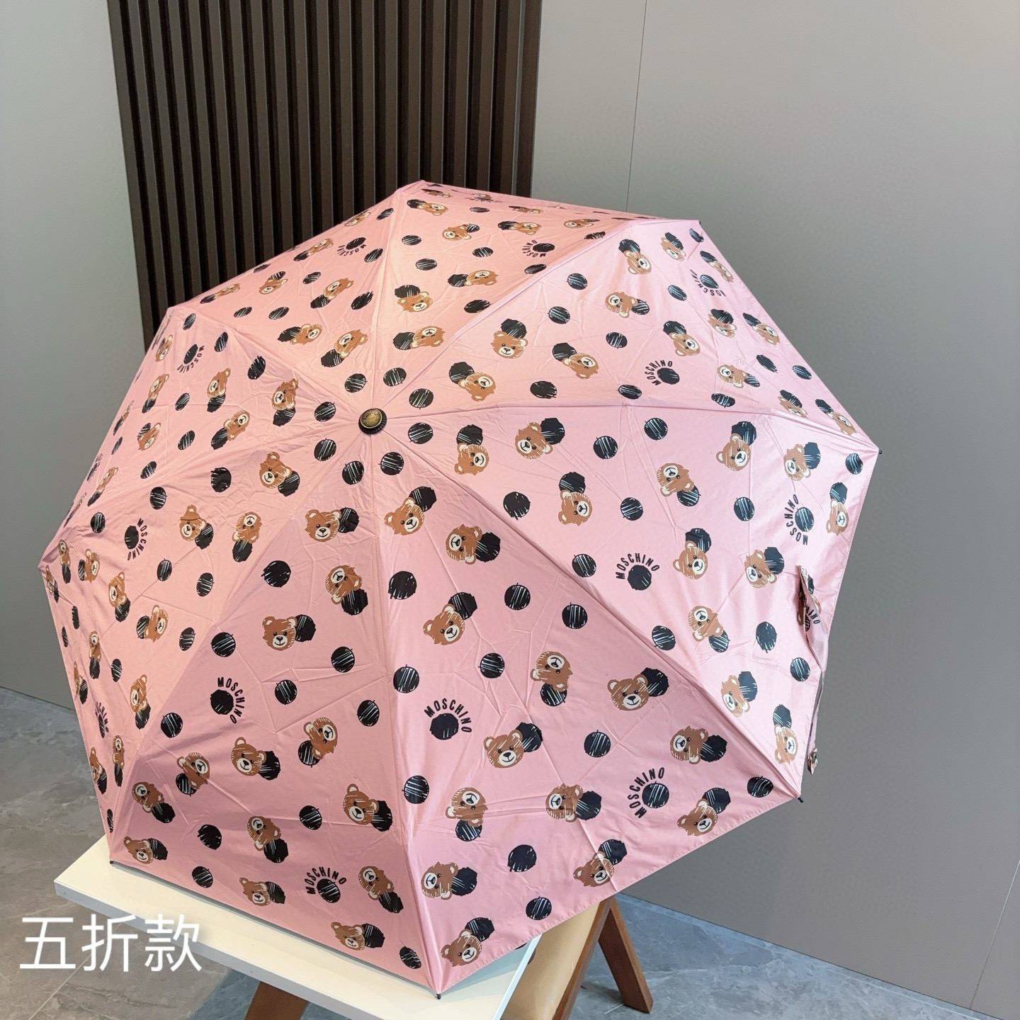  Moschino（莫斯奇诺）熊头柄 五折手开伞设计师Franco Moschino以自己的名字命名的一