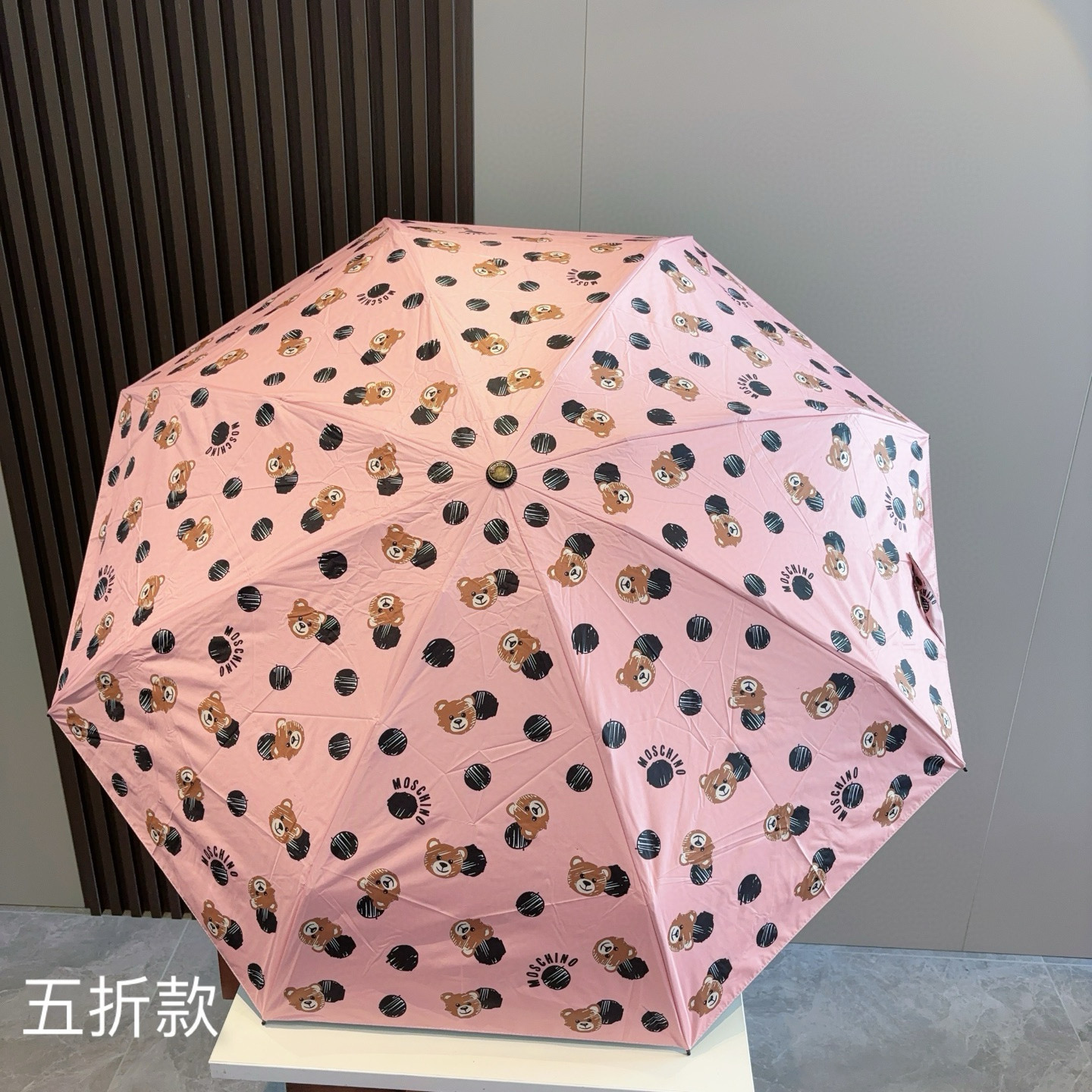  Moschino（莫斯奇诺）熊头柄 五折手开伞设计师Franco Moschino以自己的名字命名的一