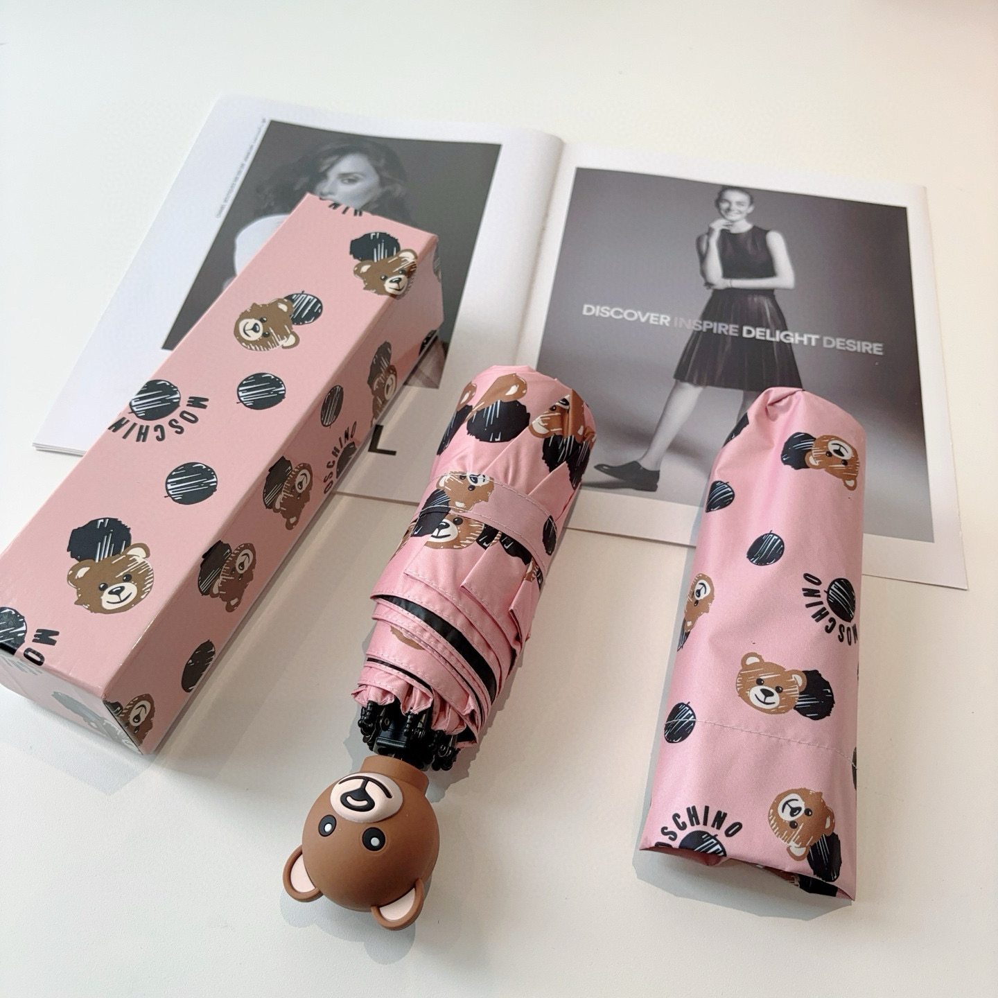  Moschino（莫斯奇诺）熊头柄 五折手开伞设计师Franco Moschino以自己的名字命名的一