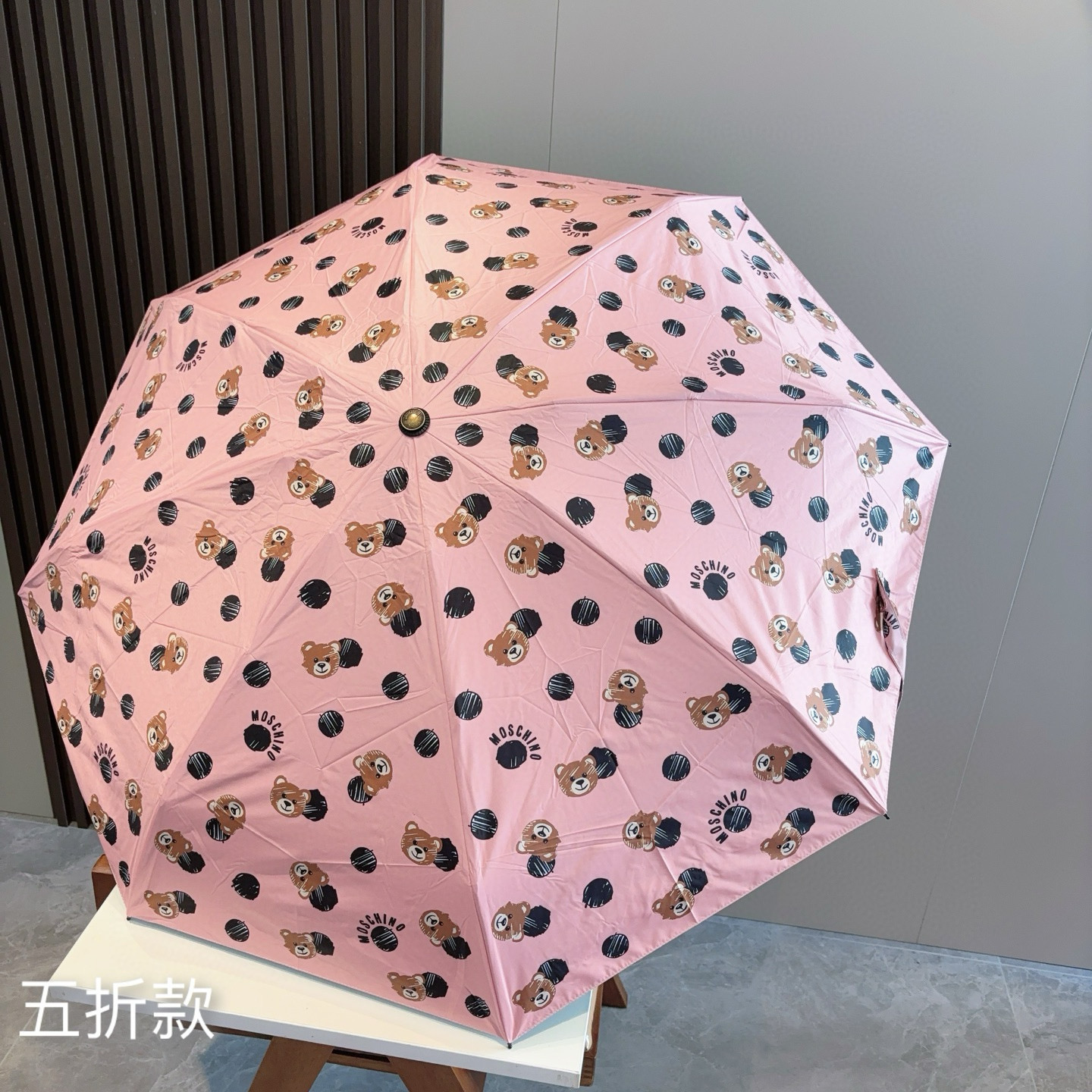  Moschino（莫斯奇诺）熊头柄 五折手开伞设计师Franco Moschino以自己的名字命名的一