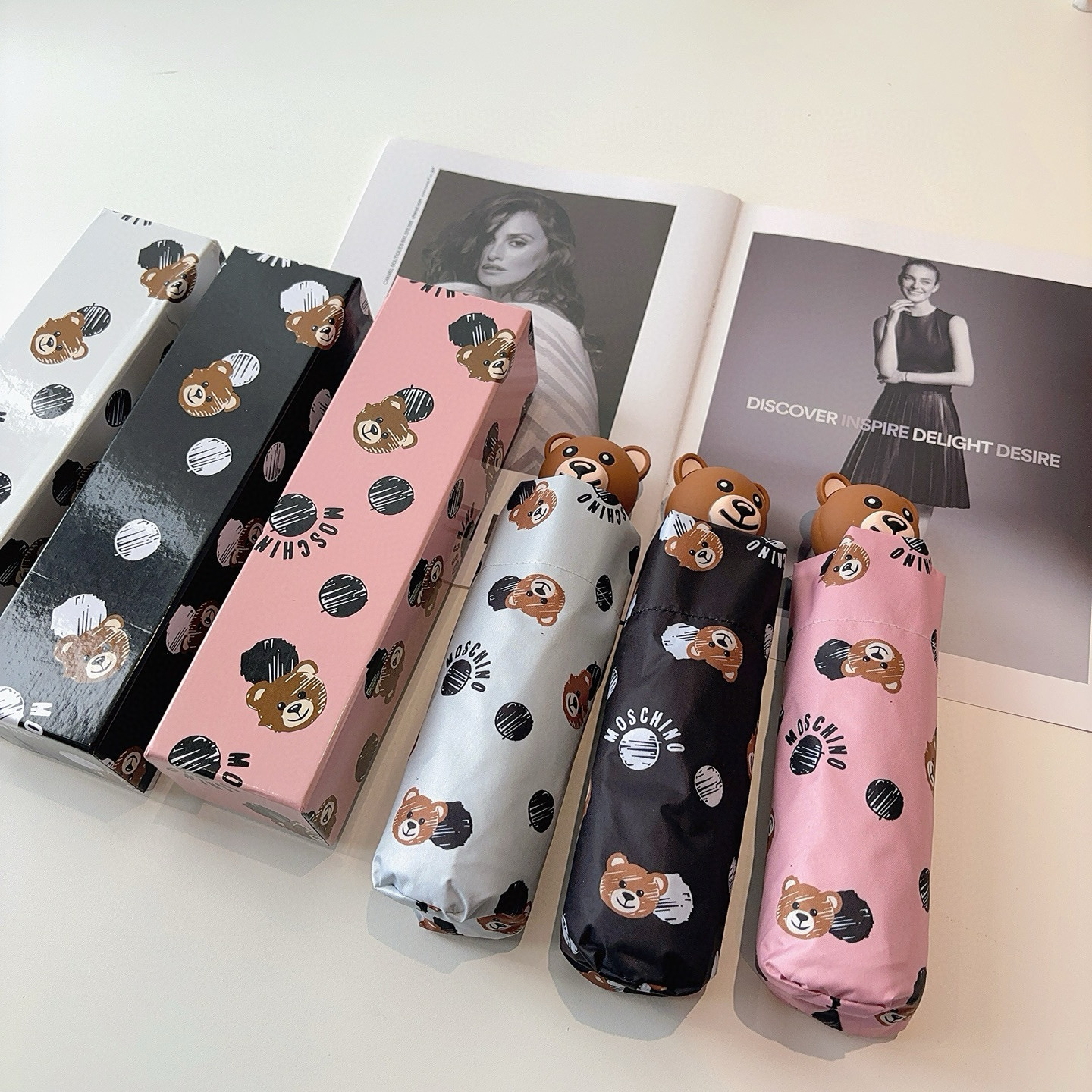  Moschino（莫斯奇诺）熊头柄 五折手开伞设计师Franco Moschino以自己的名字命名的一