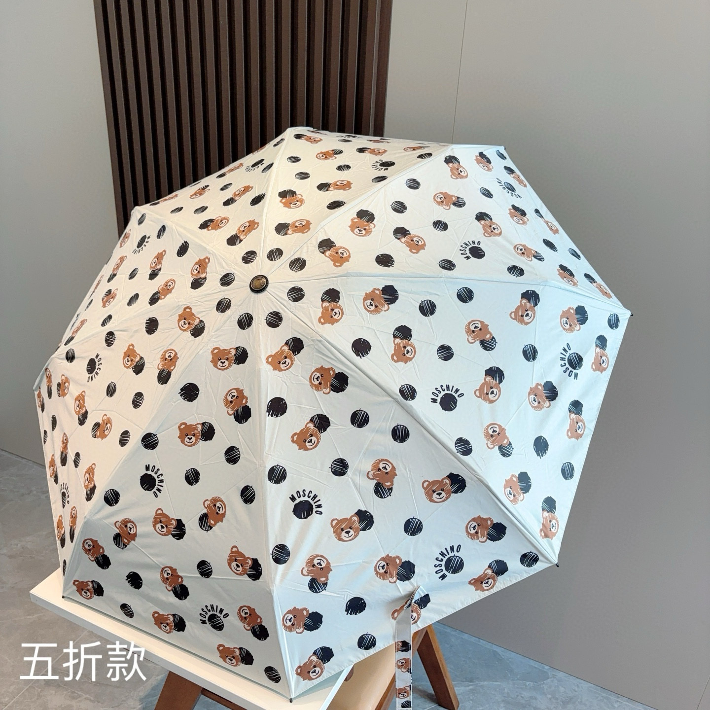  Moschino（莫斯奇诺）熊头柄 五折手开伞设计师Franco Moschino以自己的名字命名的一