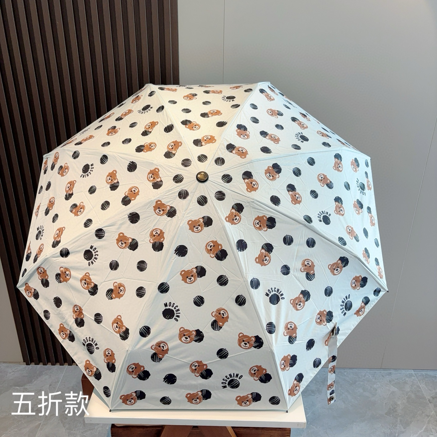  Moschino（莫斯奇诺）熊头柄 五折手开伞设计师Franco Moschino以自己的名字命名的一