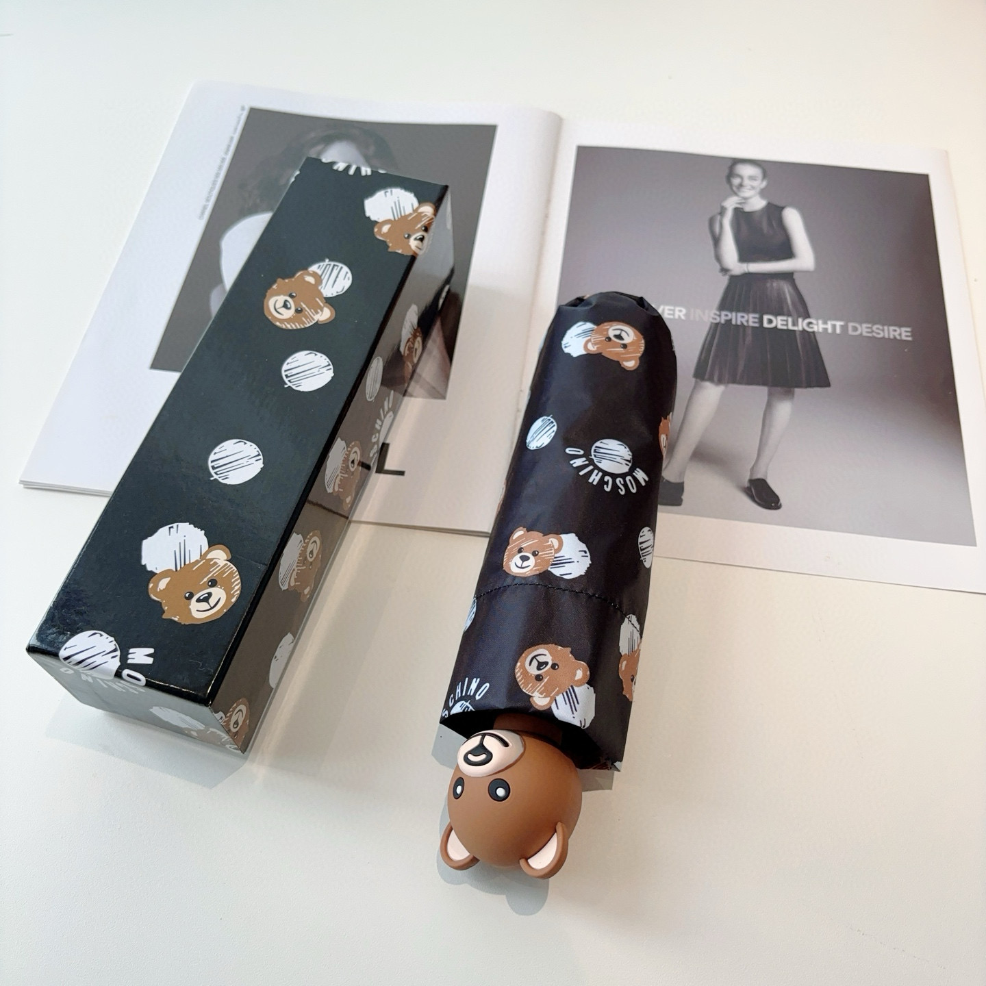 Moschino（莫斯奇诺）熊头柄 五折手开伞设计师Franco Moschino以自己的名字命名的一