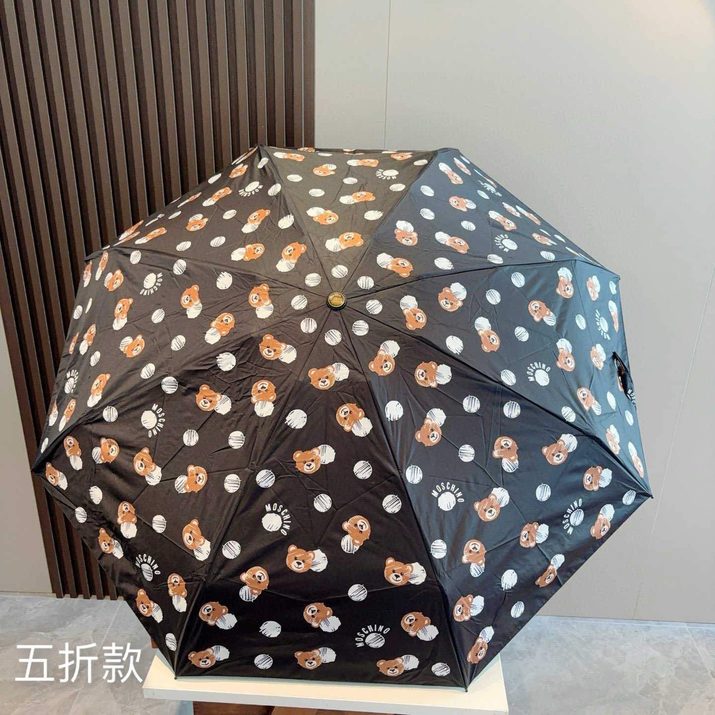  Moschino（莫斯奇诺）熊头柄 五折手开伞设计师Franco Moschino以自己的名字命名的一