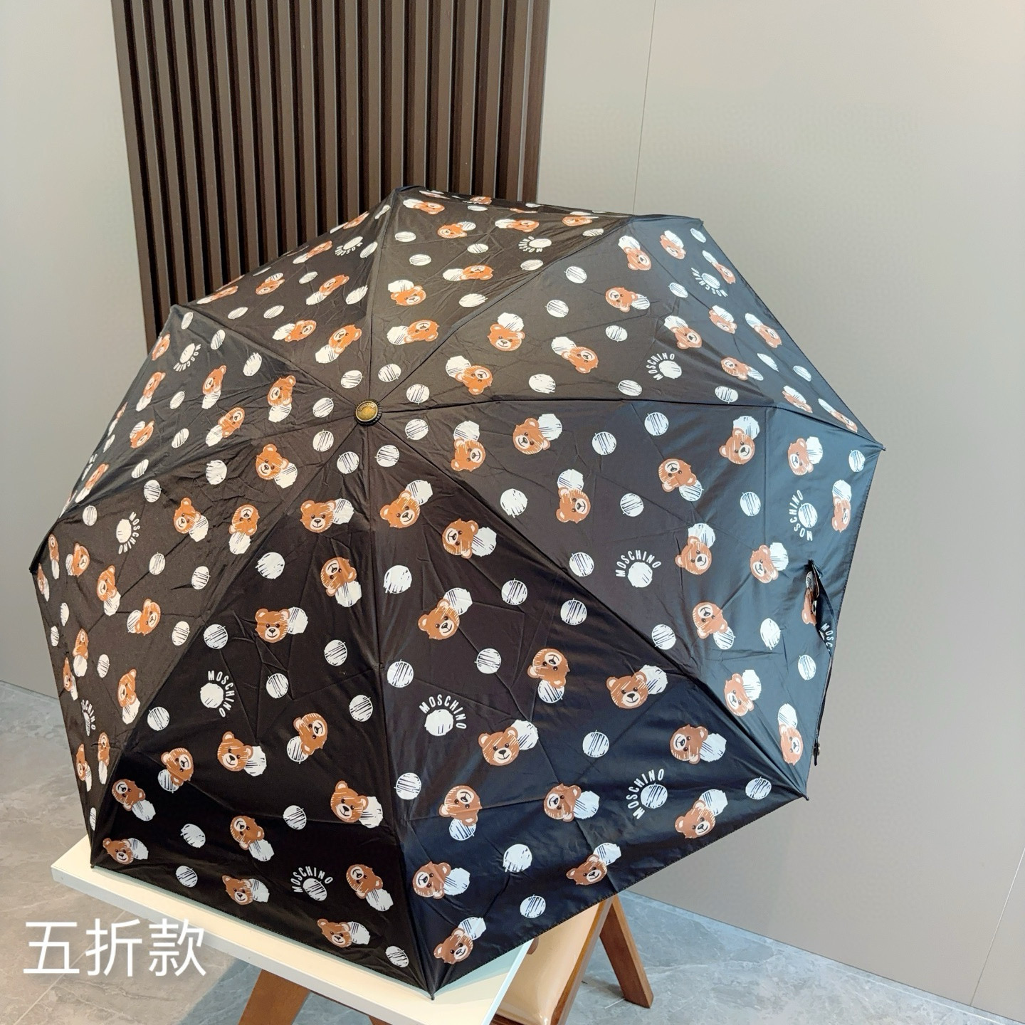  Moschino（莫斯奇诺）熊头柄 五折手开伞设计师Franco Moschino以自己的名字命名的一
