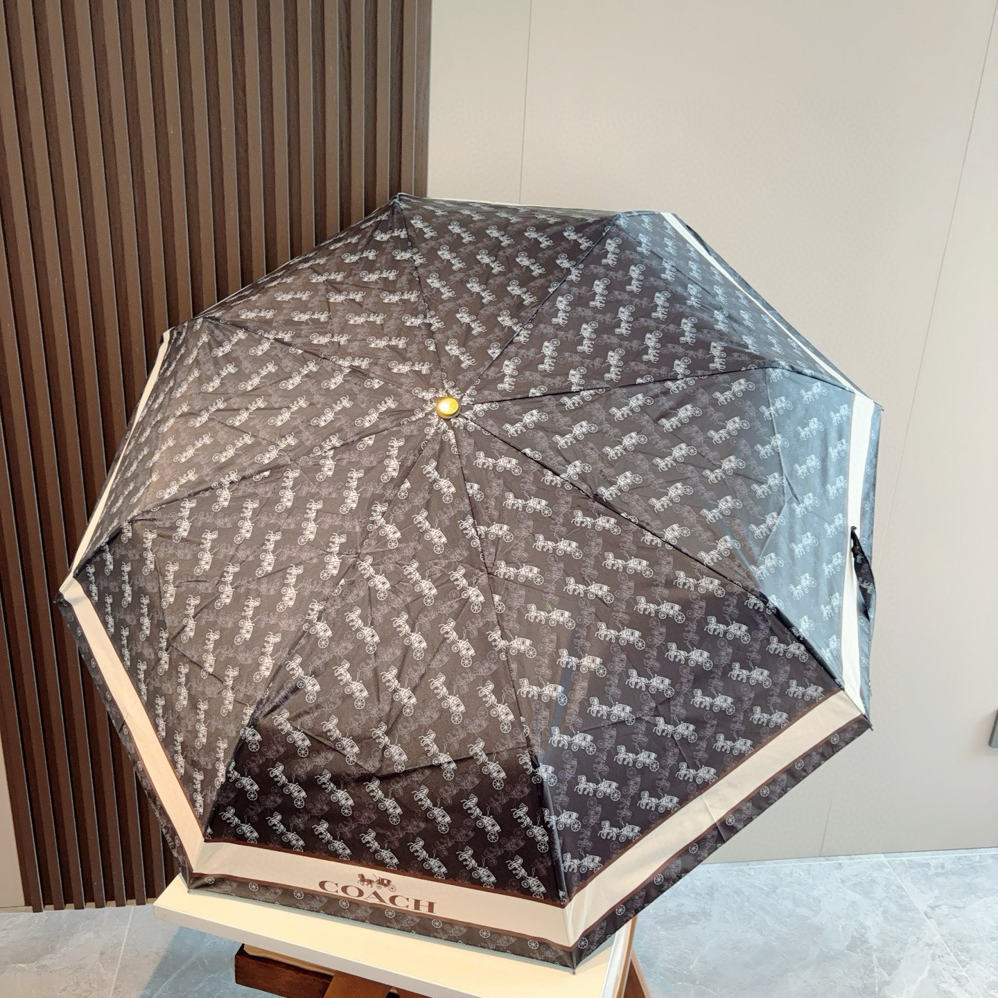 COACH（蔻驰）夏季新款 全自动折叠晴雨伞 
黑色涂层防晒有效阻隔紫外线99%，UF>50 
所以能起