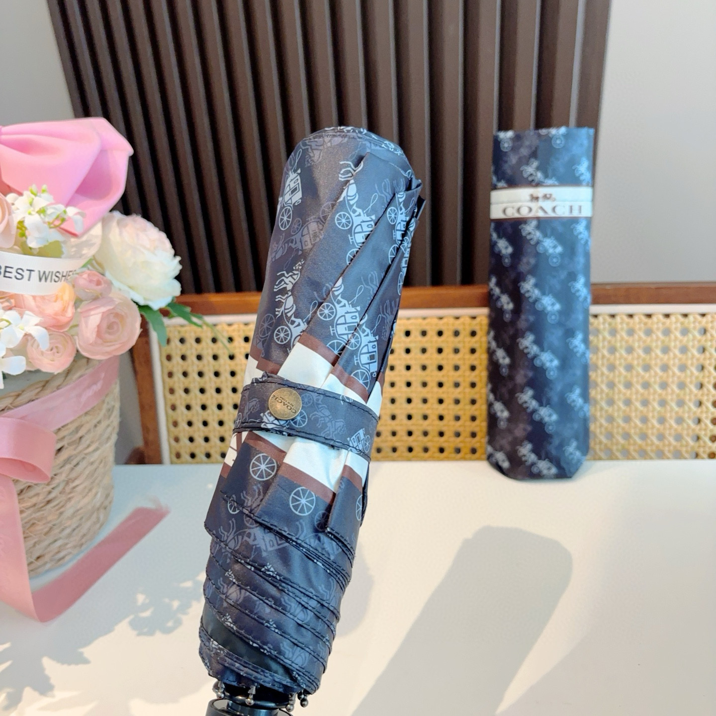 COACH（蔻驰）夏季新款 全自动折叠晴雨伞 
黑色涂层防晒有效阻隔紫外线99%，UF>50 
所以能起