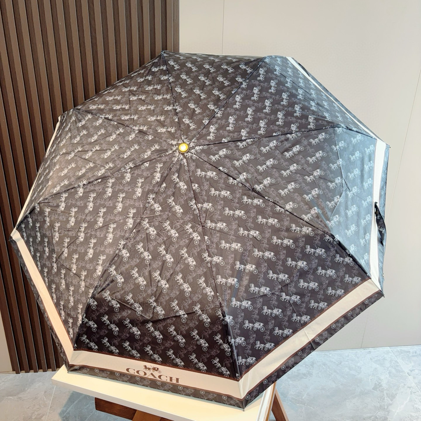 COACH（蔻驰）夏季新款 全自动折叠晴雨伞 
黑色涂层防晒有效阻隔紫外线99%，UF>50 
所以能起