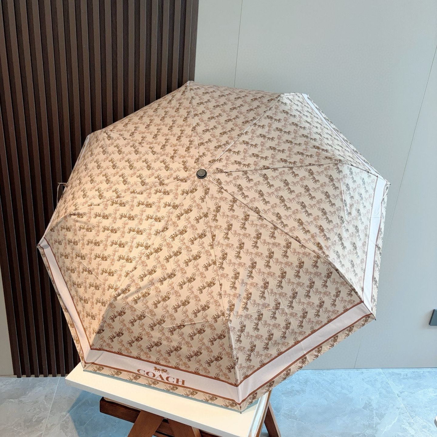 COACH（蔻驰）夏季新款 全自动折叠晴雨伞 
黑色涂层防晒有效阻隔紫外线99%，UF>50 
所以能起