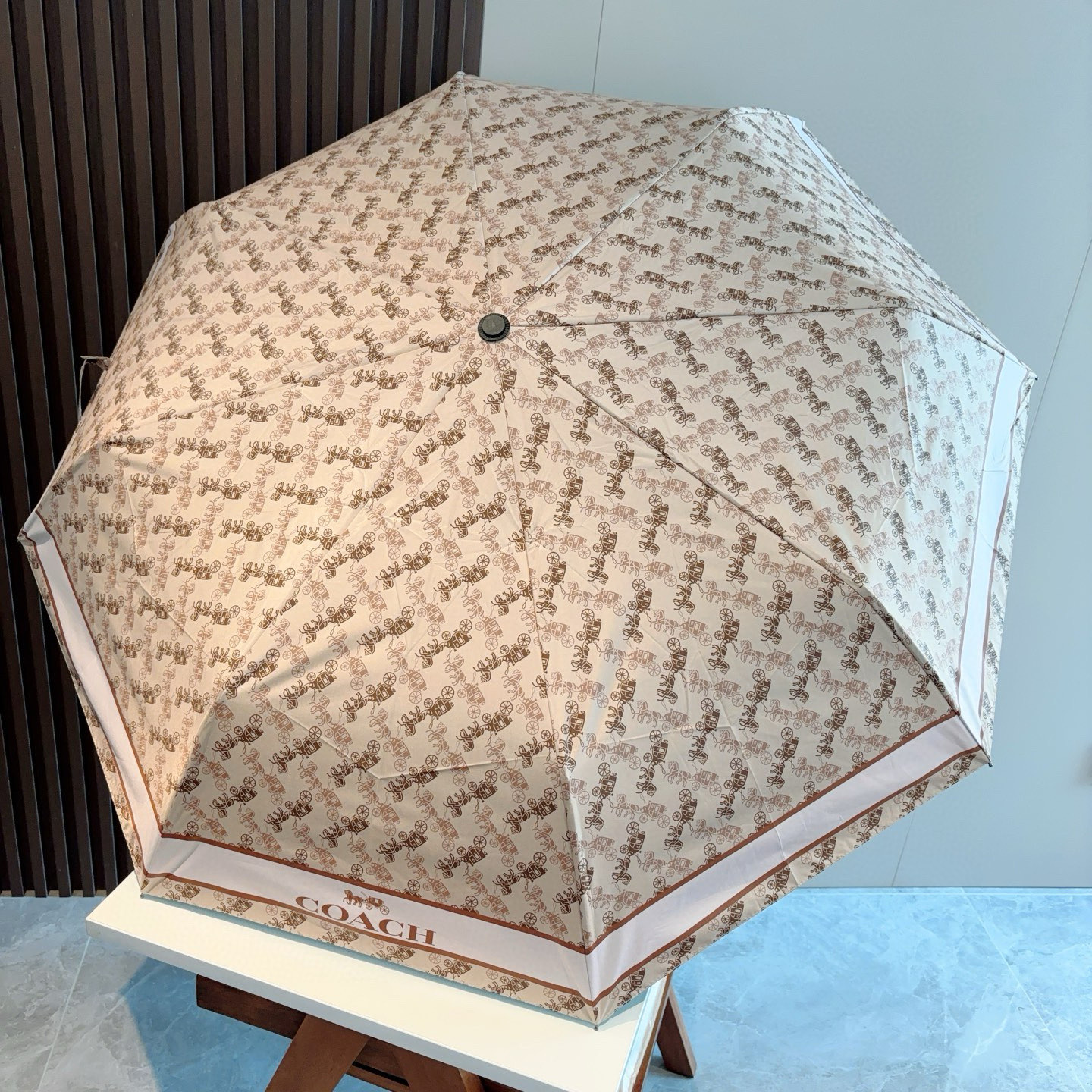 COACH（蔻驰）夏季新款 全自动折叠晴雨伞 
黑色涂层防晒有效阻隔紫外线99%，UF>50 
所以能起
