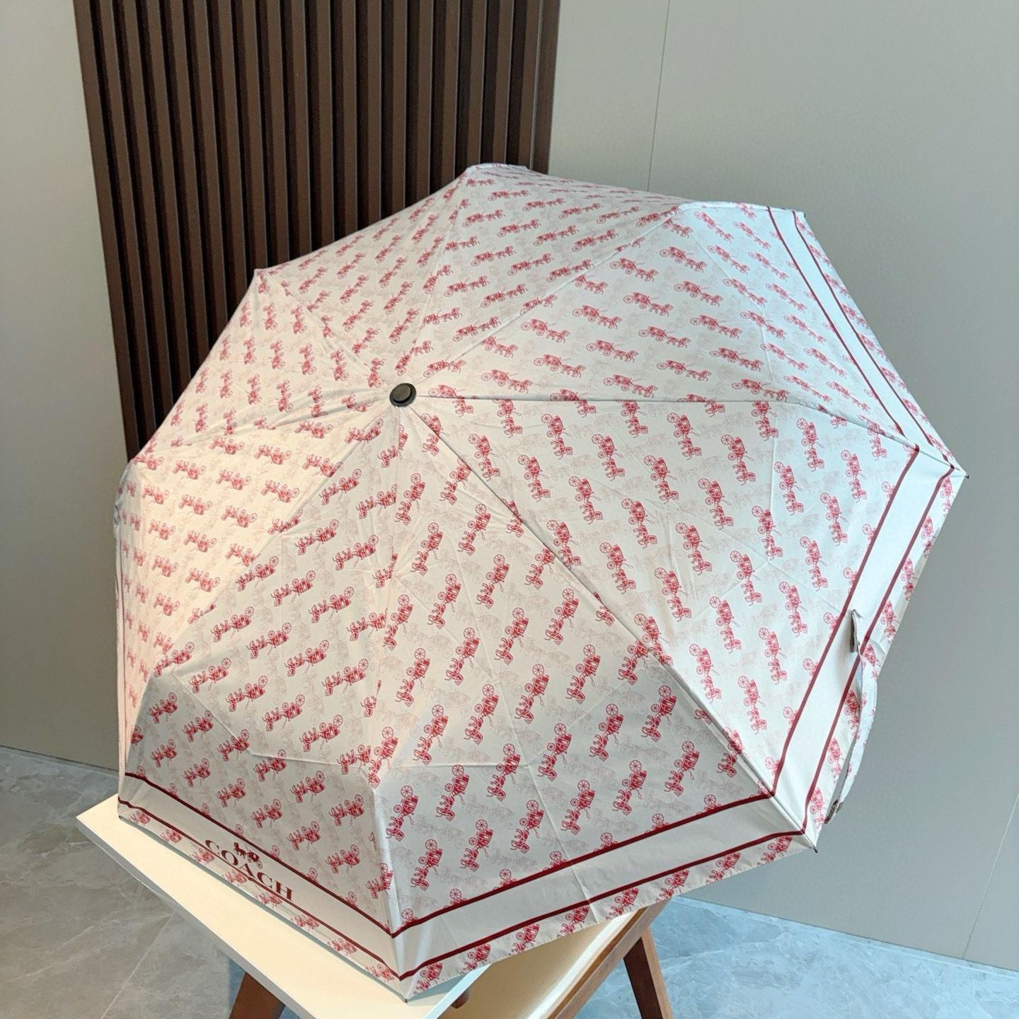 COACH（蔻驰）夏季新款 全自动折叠晴雨伞 
黑色涂层防晒有效阻隔紫外线99%，UF>50 
所以能起