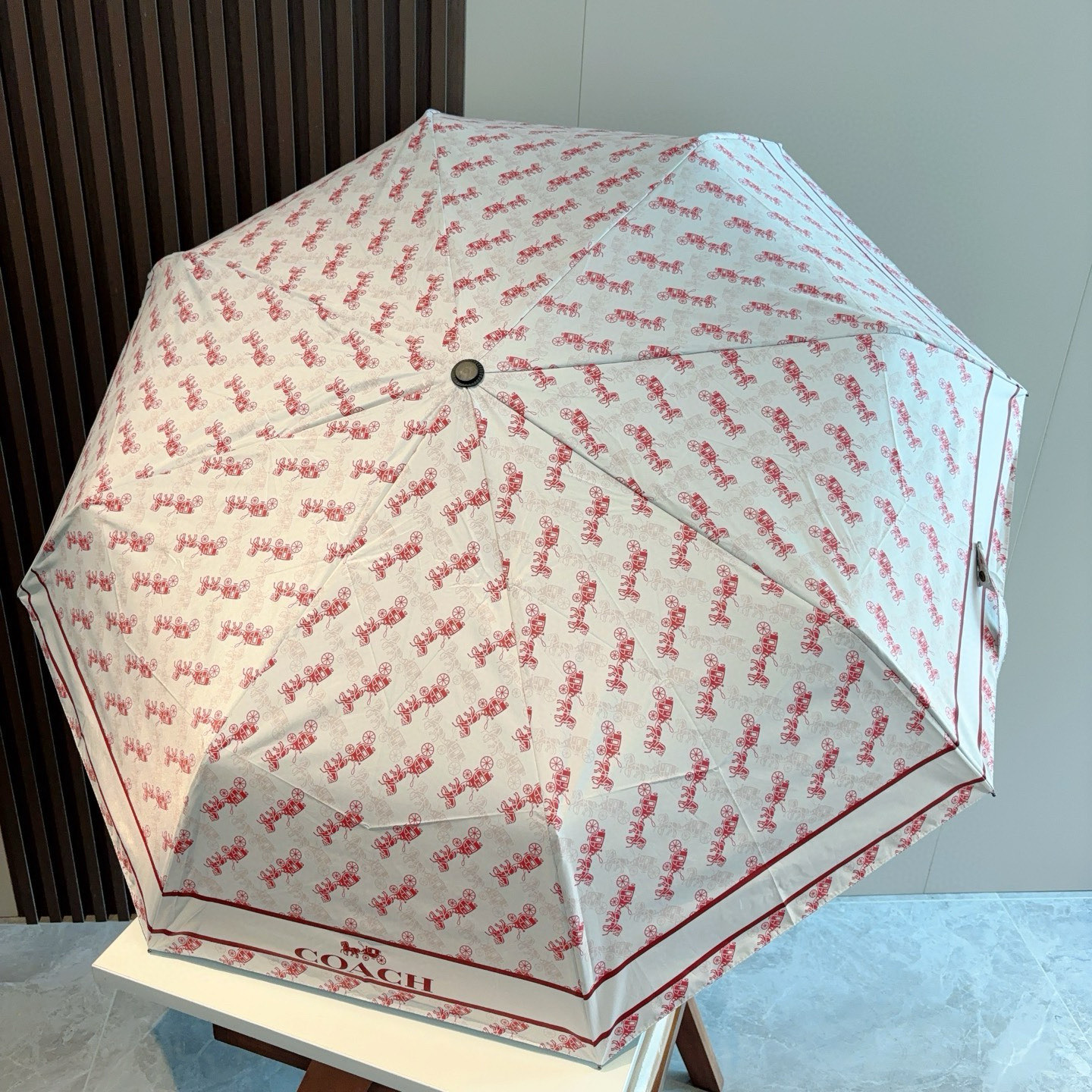 COACH（蔻驰）夏季新款 全自动折叠晴雨伞 
黑色涂层防晒有效阻隔紫外线99%，UF>50 
所以能起