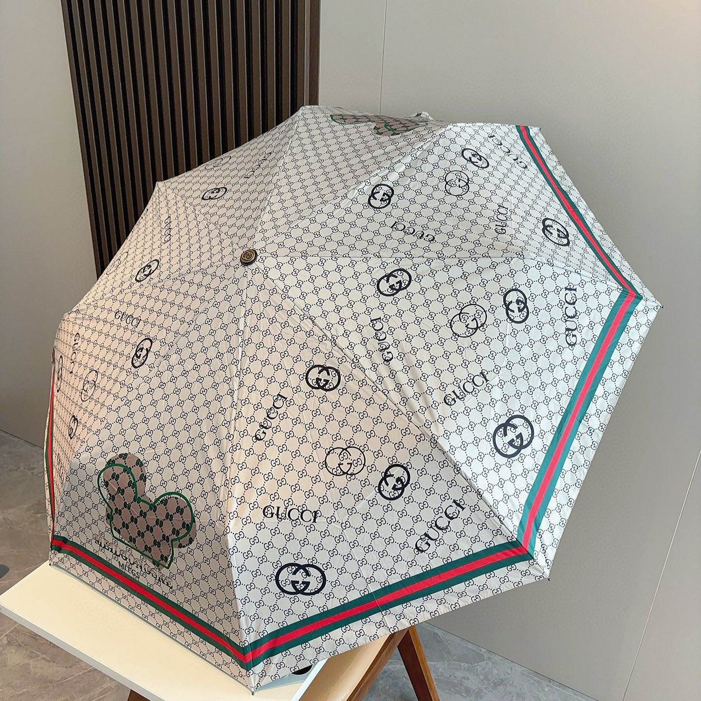  GUCCI古奇 三折自动折叠晴雨伞  时尚原单代工品质 细节精致 看得见的品质 打破一成不变 色泽纯正