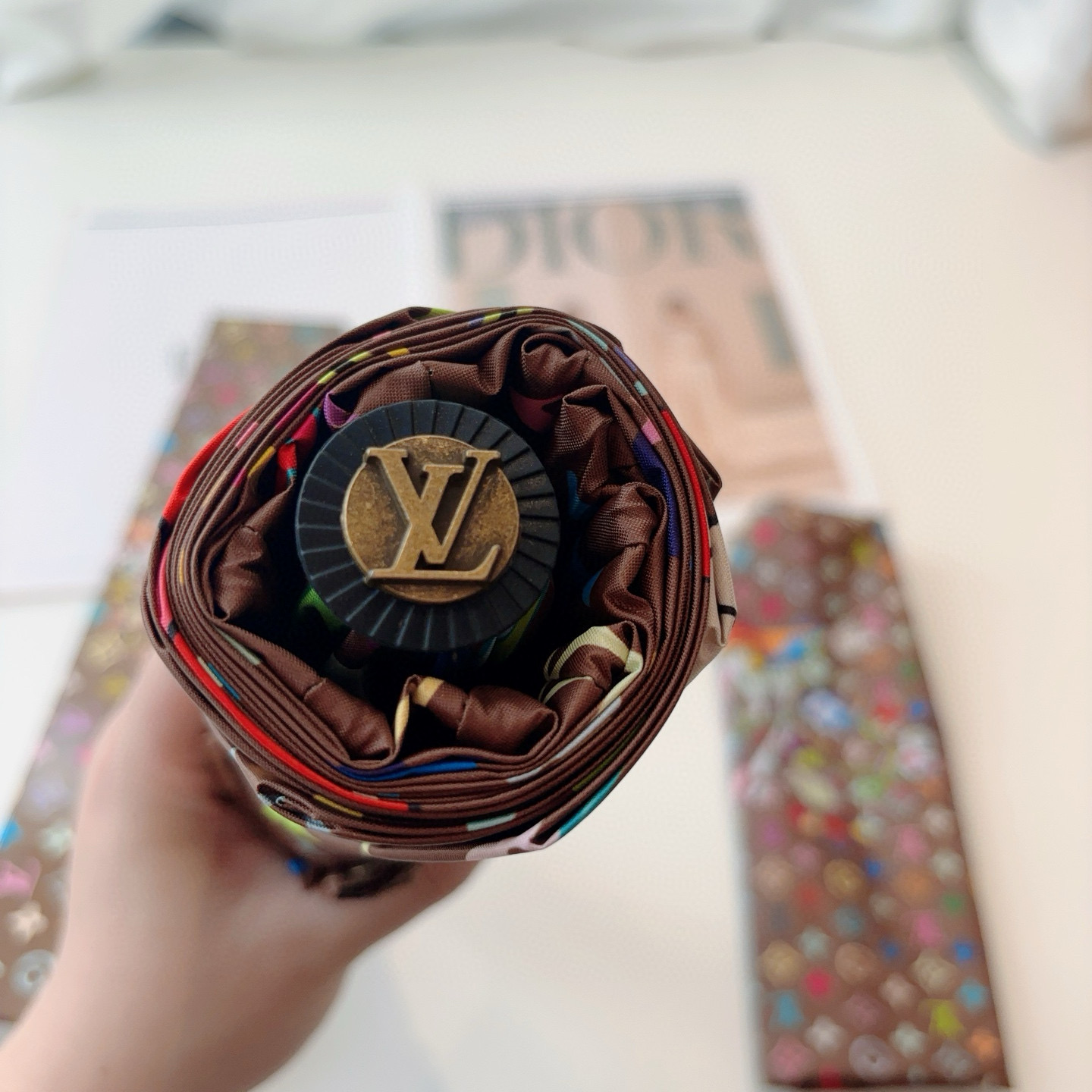 LOUIS VUITTON （路易威登）新款 三折自动折叠晴雨伞 新涂层技术深色伞面 拥有令人惊喜的遮光