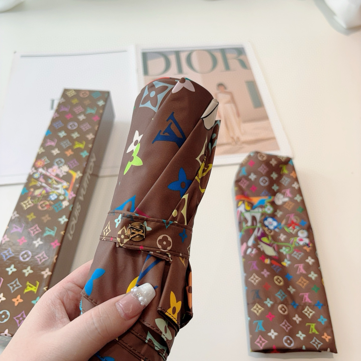 LOUIS VUITTON （路易威登）新款 三折自动折叠晴雨伞 新涂层技术深色伞面 拥有令人惊喜的遮光