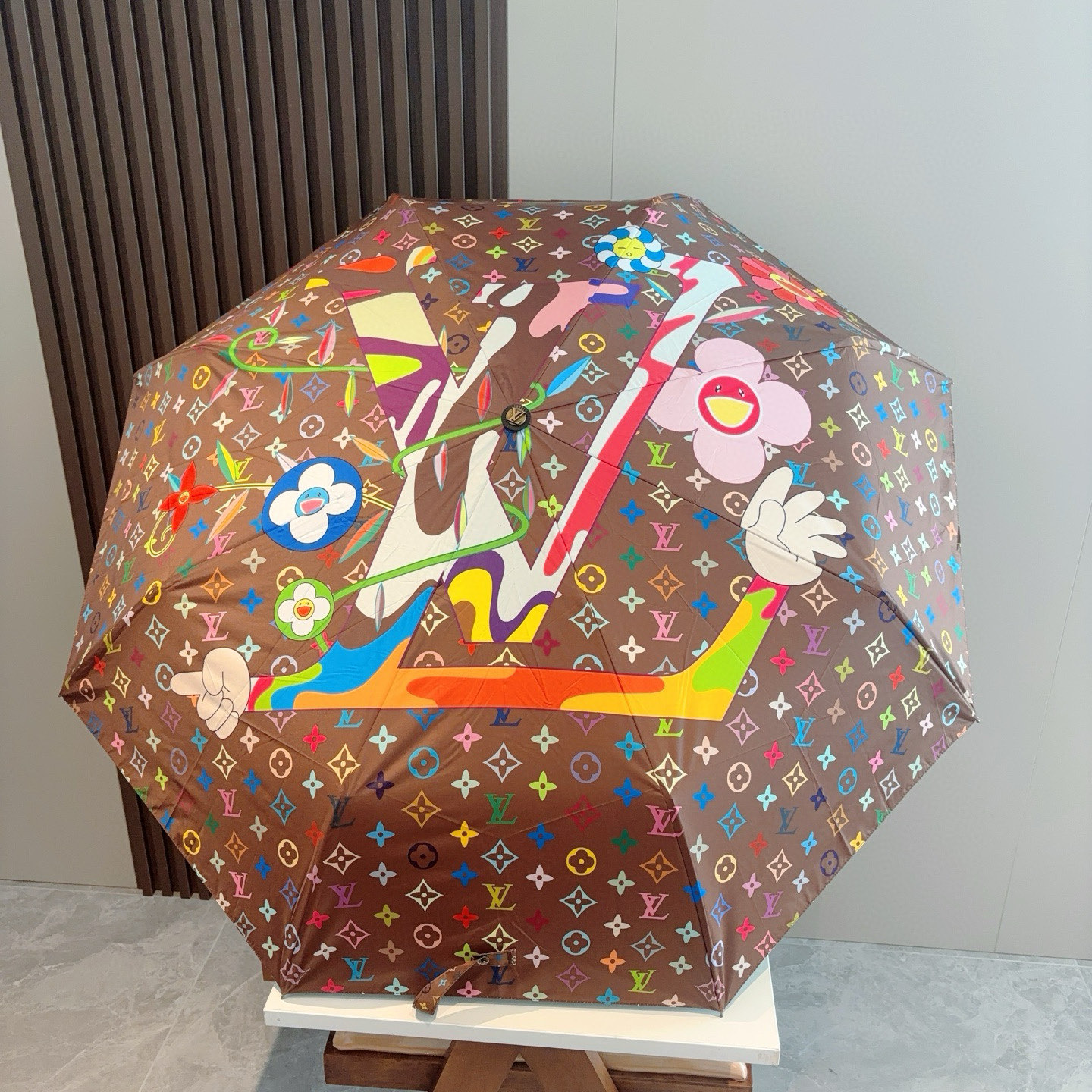 LOUIS VUITTON （路易威登）新款 三折自动折叠晴雨伞 新涂层技术深色伞面 拥有令人惊喜的遮光