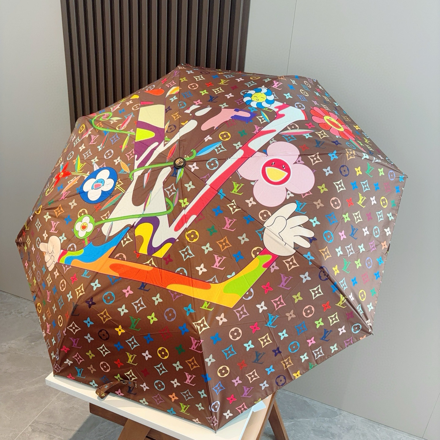 LOUIS VUITTON （路易威登）新款 三折自动折叠晴雨伞 新涂层技术深色伞面 拥有令人惊喜的遮光