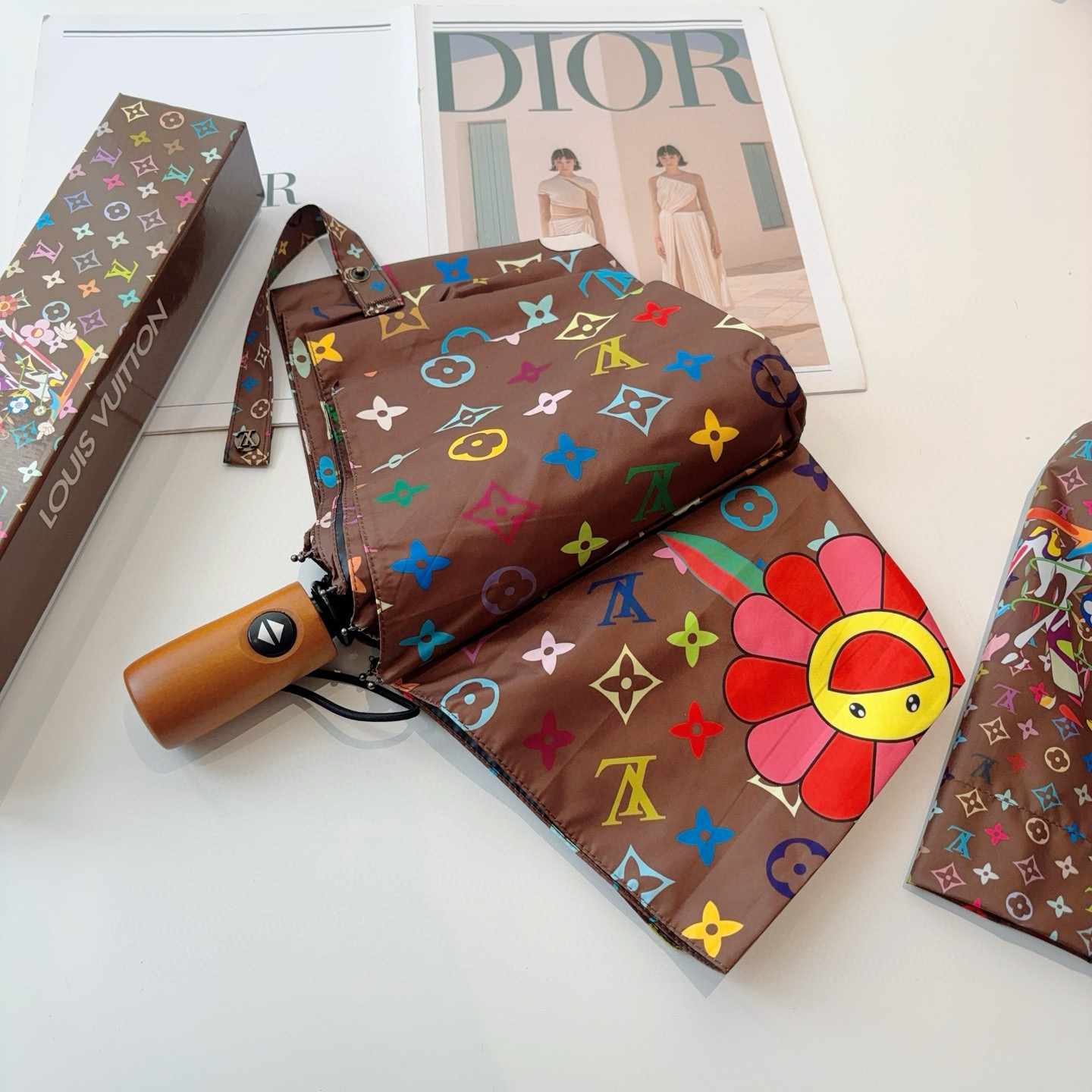 LOUIS VUITTON （路易威登）新款 三折自动折叠晴雨伞 新涂层技术深色伞面 拥有令人惊喜的遮光