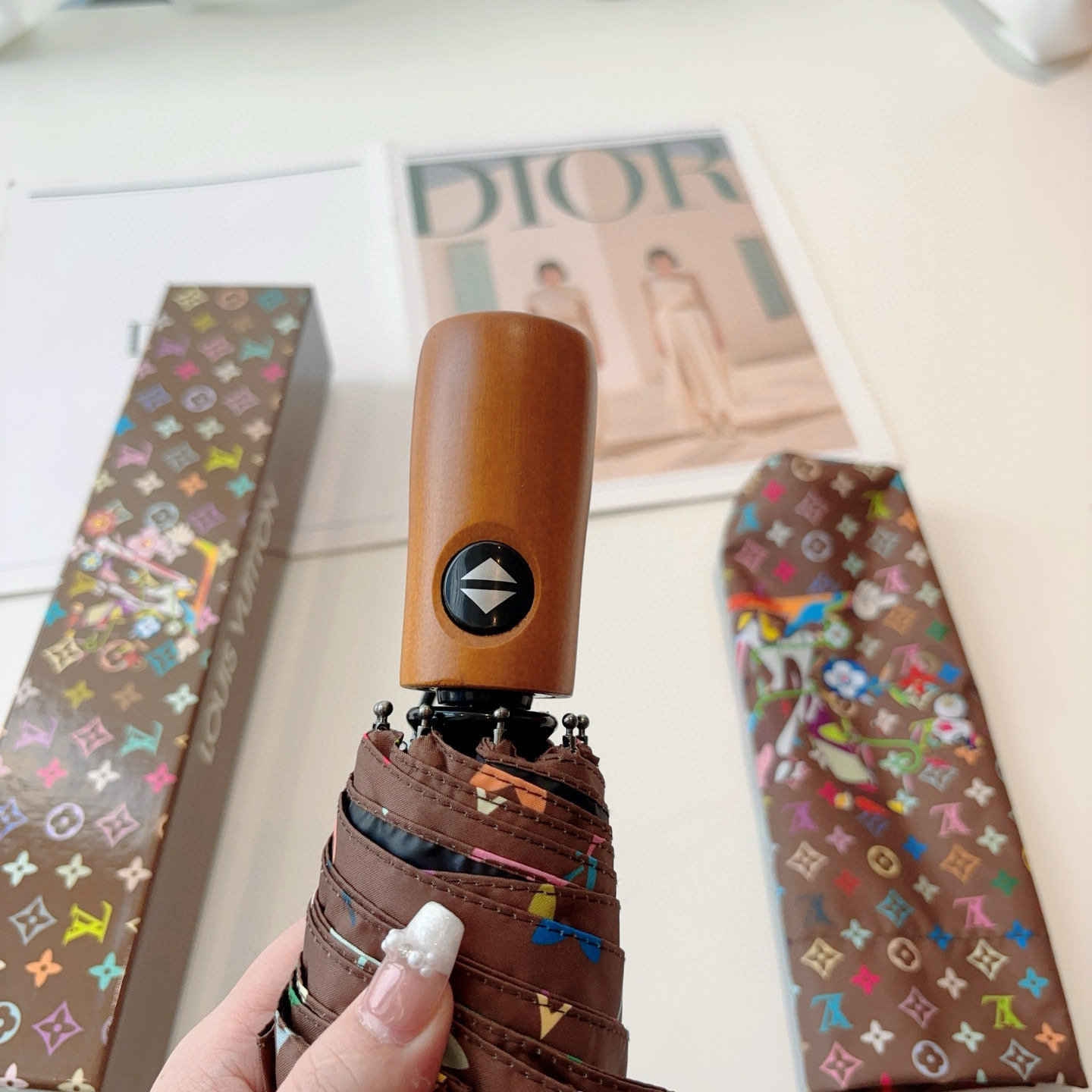 LOUIS VUITTON （路易威登）新款 三折自动折叠晴雨伞 新涂层技术深色伞面 拥有令人惊喜的遮光