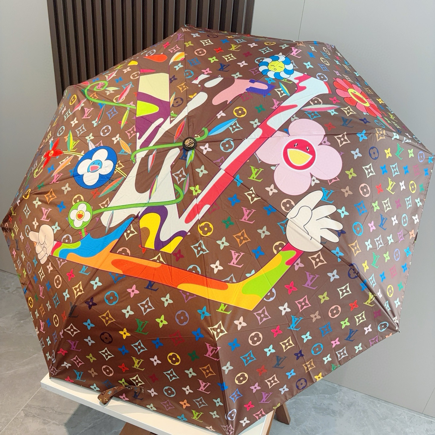 LOUIS VUITTON （路易威登）新款 三折自动折叠晴雨伞 新涂层技术深色伞面 拥有令人惊喜的遮光