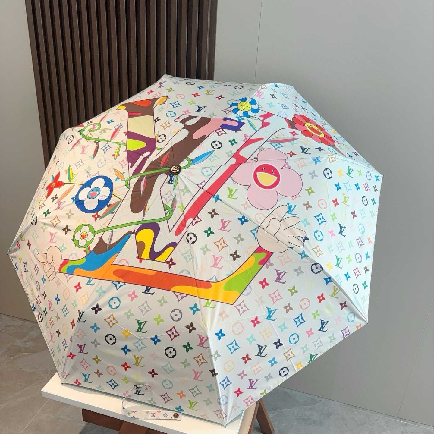 LOUIS VUITTON （路易威登）新款 三折自动折叠晴雨伞 新涂层技术深色伞面 拥有令人惊喜的遮光