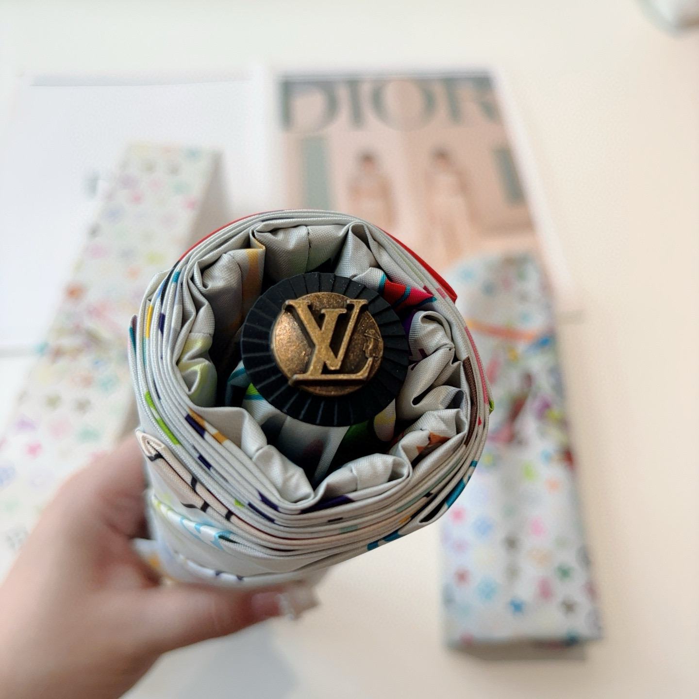 LOUIS VUITTON （路易威登）新款 三折自动折叠晴雨伞 新涂层技术深色伞面 拥有令人惊喜的遮光