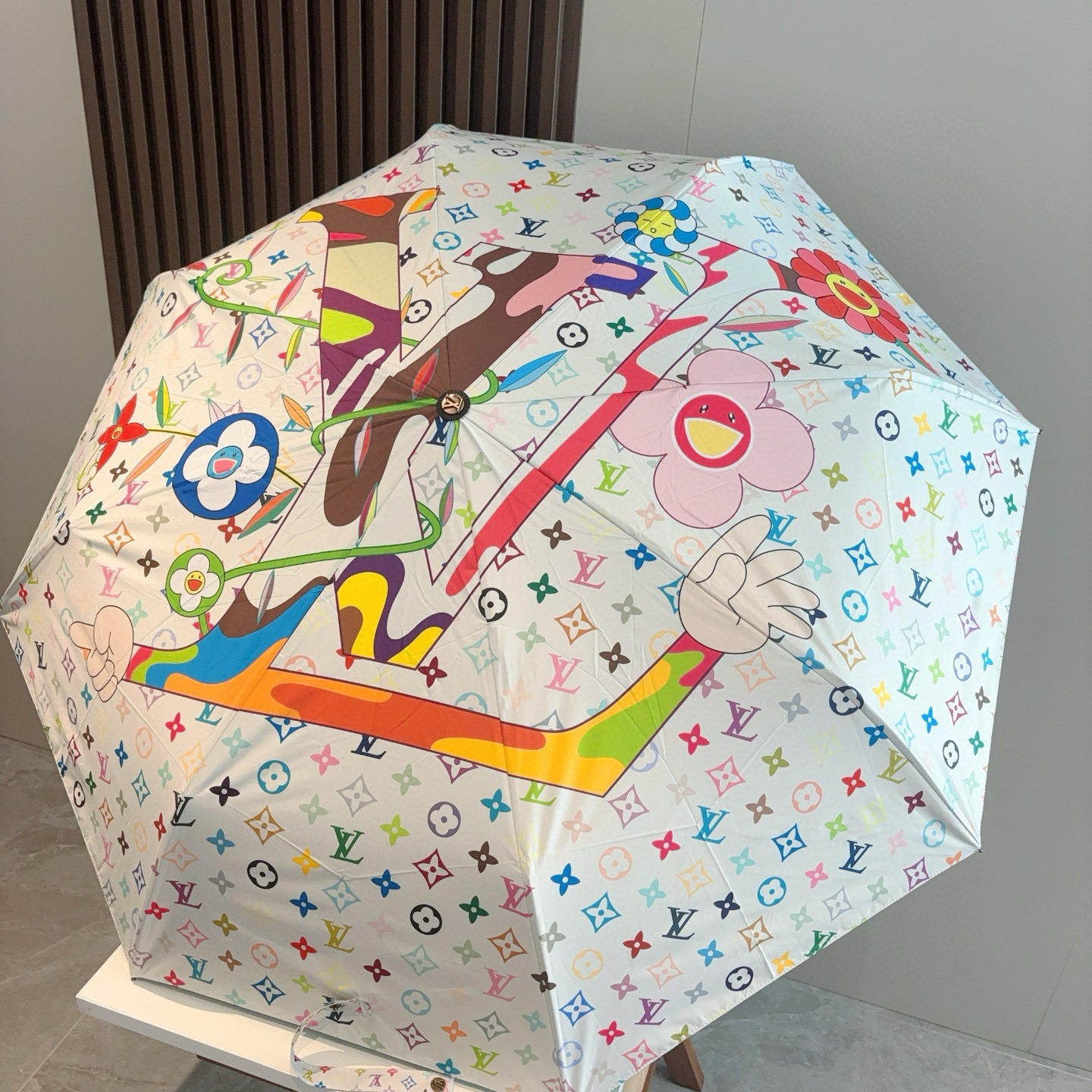 LOUIS VUITTON （路易威登）新款 三折自动折叠晴雨伞 新涂层技术深色伞面 拥有令人惊喜的遮光