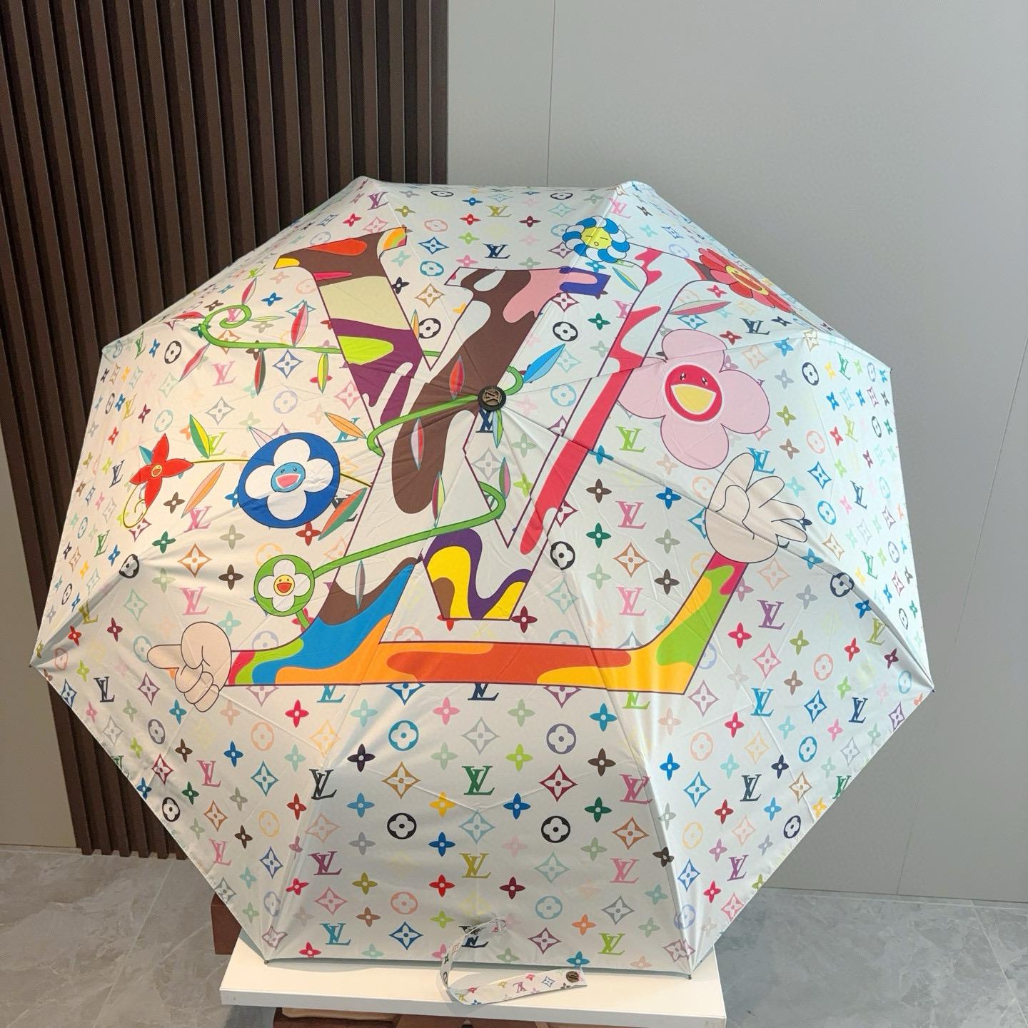 LOUIS VUITTON （路易威登）新款 三折自动折叠晴雨伞 新涂层技术深色伞面 拥有令人惊喜的遮光
