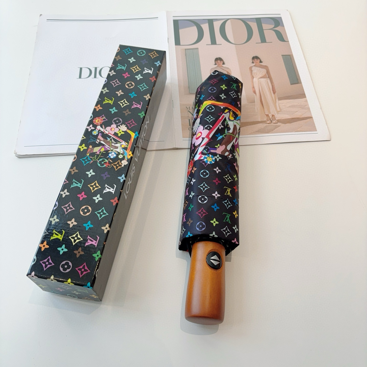 LOUIS VUITTON （路易威登）新款 三折自动折叠晴雨伞 新涂层技术深色伞面 拥有令人惊喜的遮光