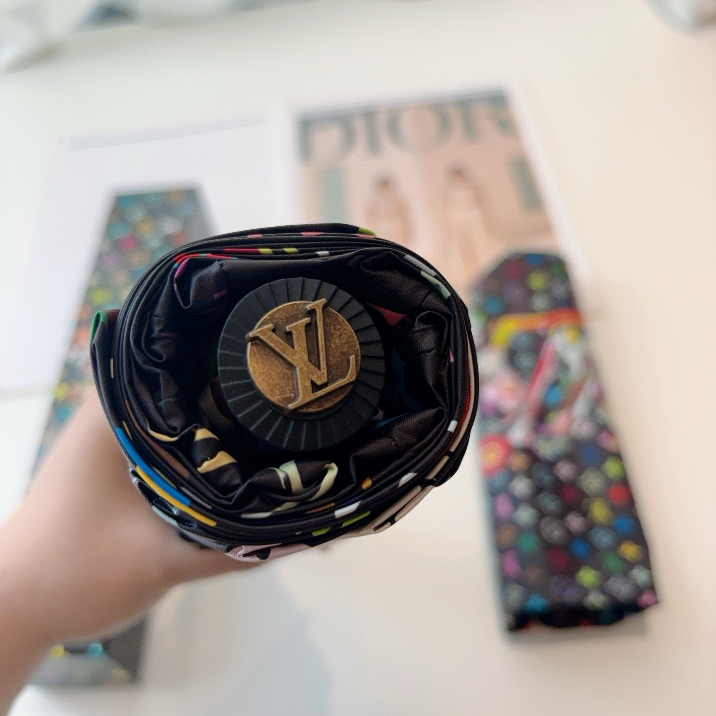 LOUIS VUITTON （路易威登）新款 三折自动折叠晴雨伞 新涂层技术深色伞面 拥有令人惊喜的遮光