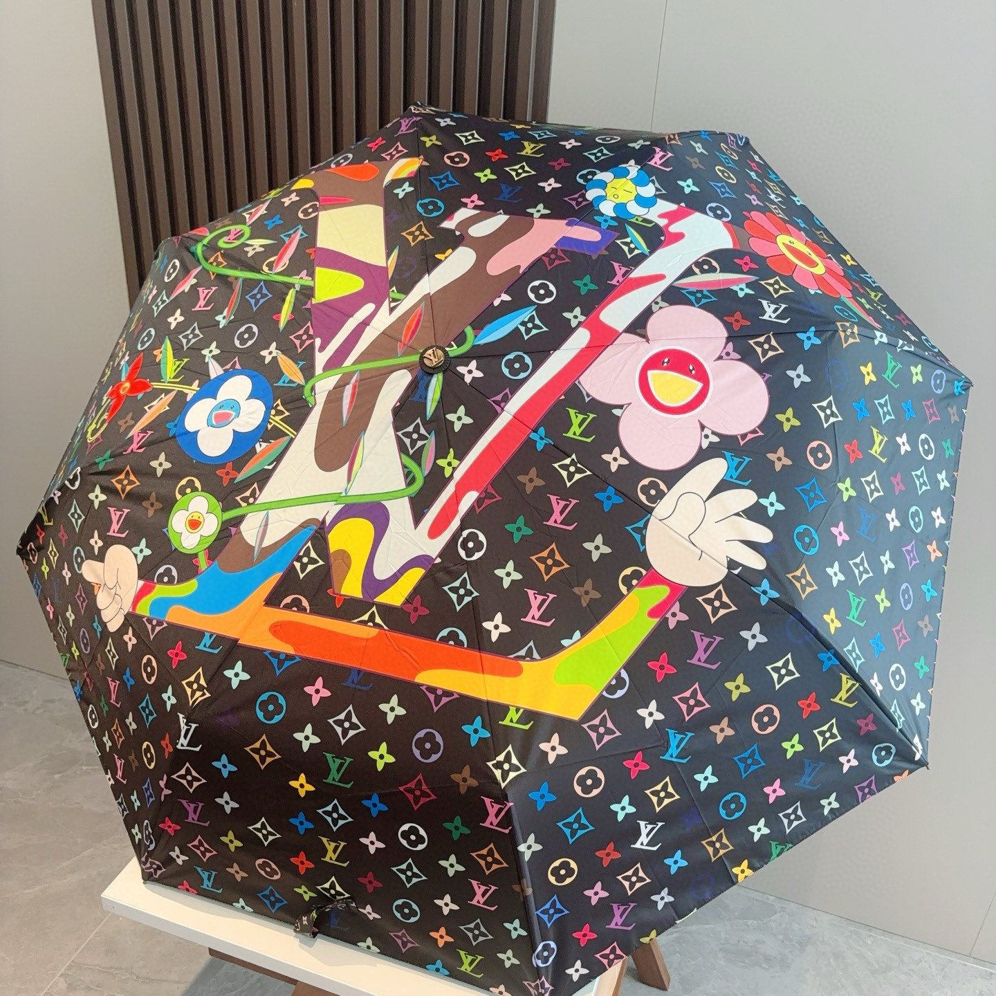 LOUIS VUITTON （路易威登）新款 三折自动折叠晴雨伞 新涂层技术深色伞面 拥有令人惊喜的遮光