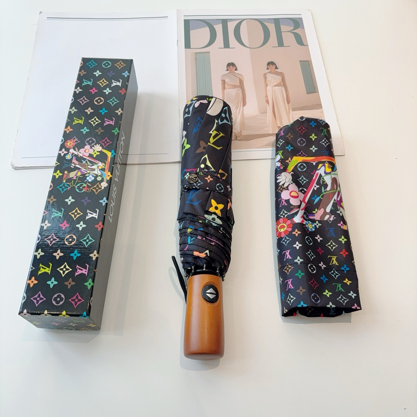 LOUIS VUITTON （路易威登）新款 三折自动折叠晴雨伞 新涂层技术深色伞面 拥有令人惊喜的遮光