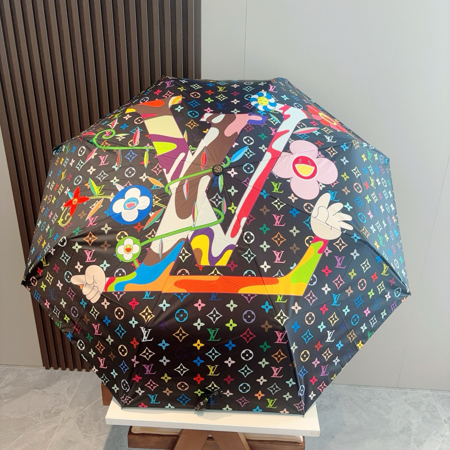 LOUIS VUITTON （路易威登）新款 三折自动折叠晴雨伞 新涂层技术深色伞面 拥有令人惊喜的遮光