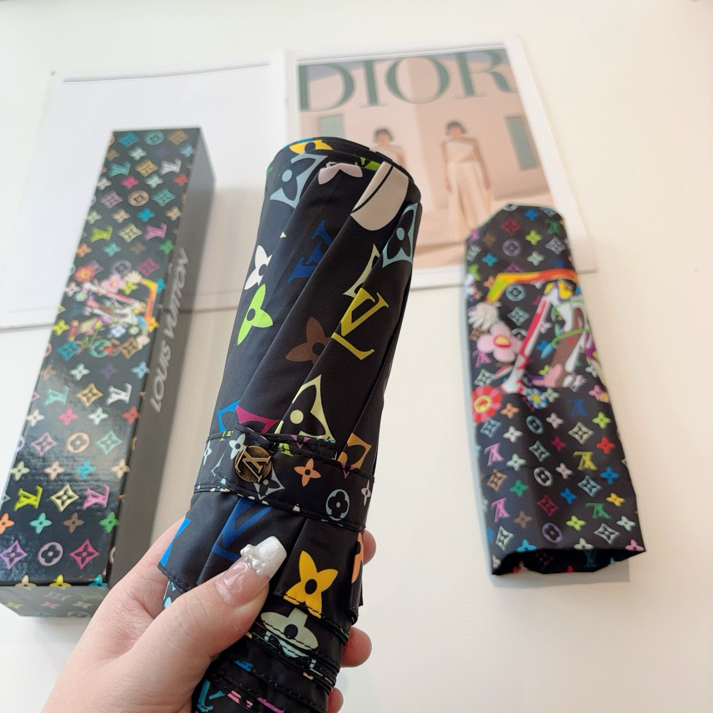 LOUIS VUITTON （路易威登）新款 三折自动折叠晴雨伞 新涂层技术深色伞面 拥有令人惊喜的遮光