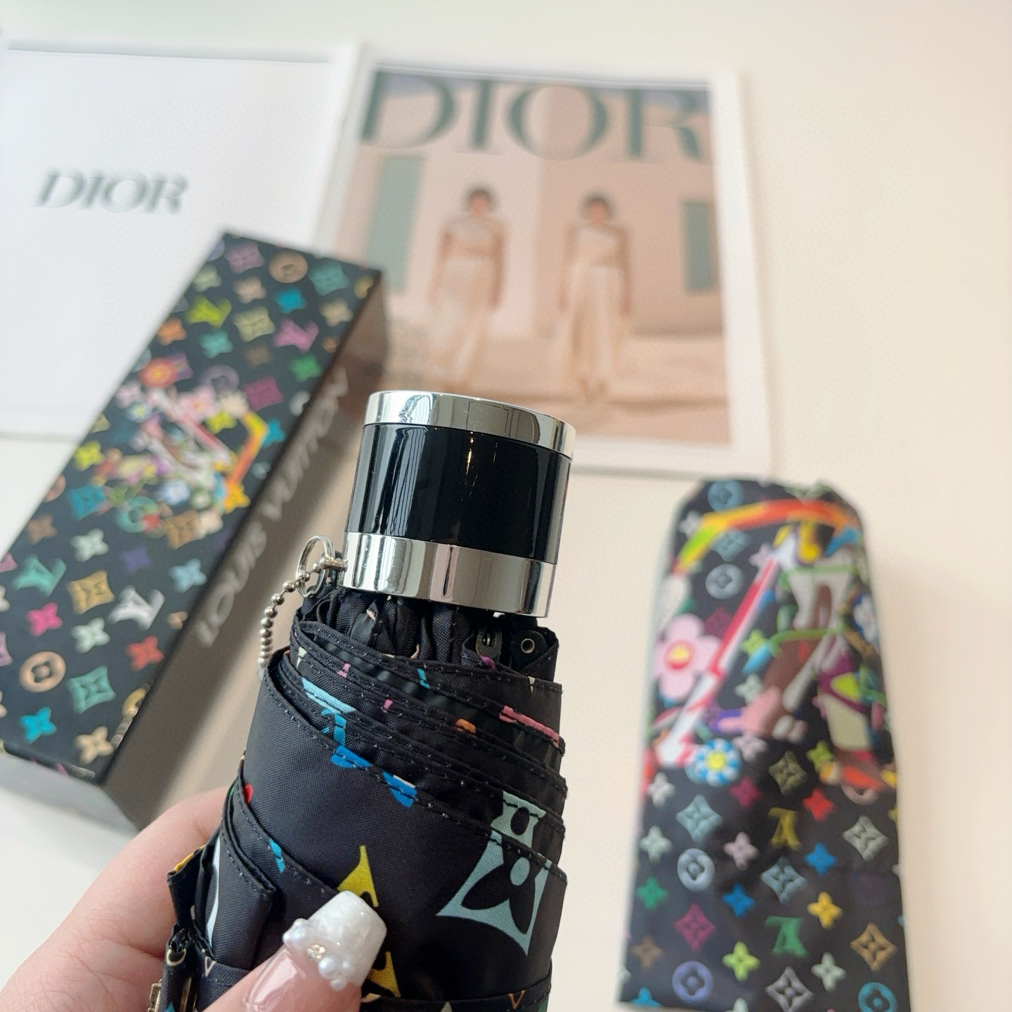  LOUIS VUITTON（路易威登）五折伞 热卖款 时尚指数爆表 不论晴天雨天使用都相得益彰 拥有它