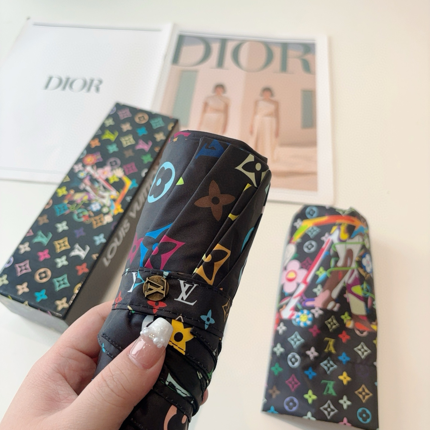  LOUIS VUITTON（路易威登）五折伞 热卖款 时尚指数爆表 不论晴天雨天使用都相得益彰 拥有它