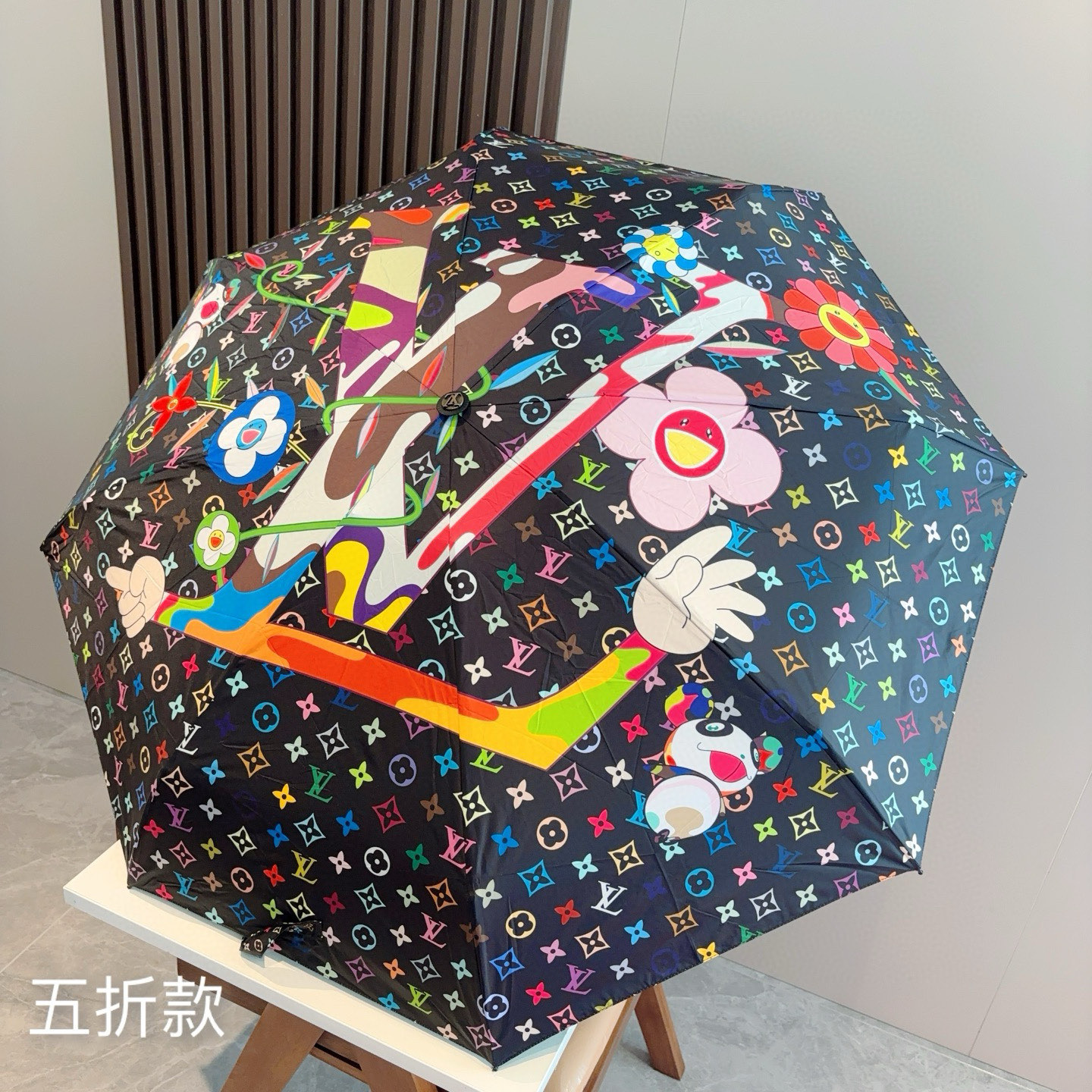  LOUIS VUITTON（路易威登）五折伞 热卖款 时尚指数爆表 不论晴天雨天使用都相得益彰 拥有它