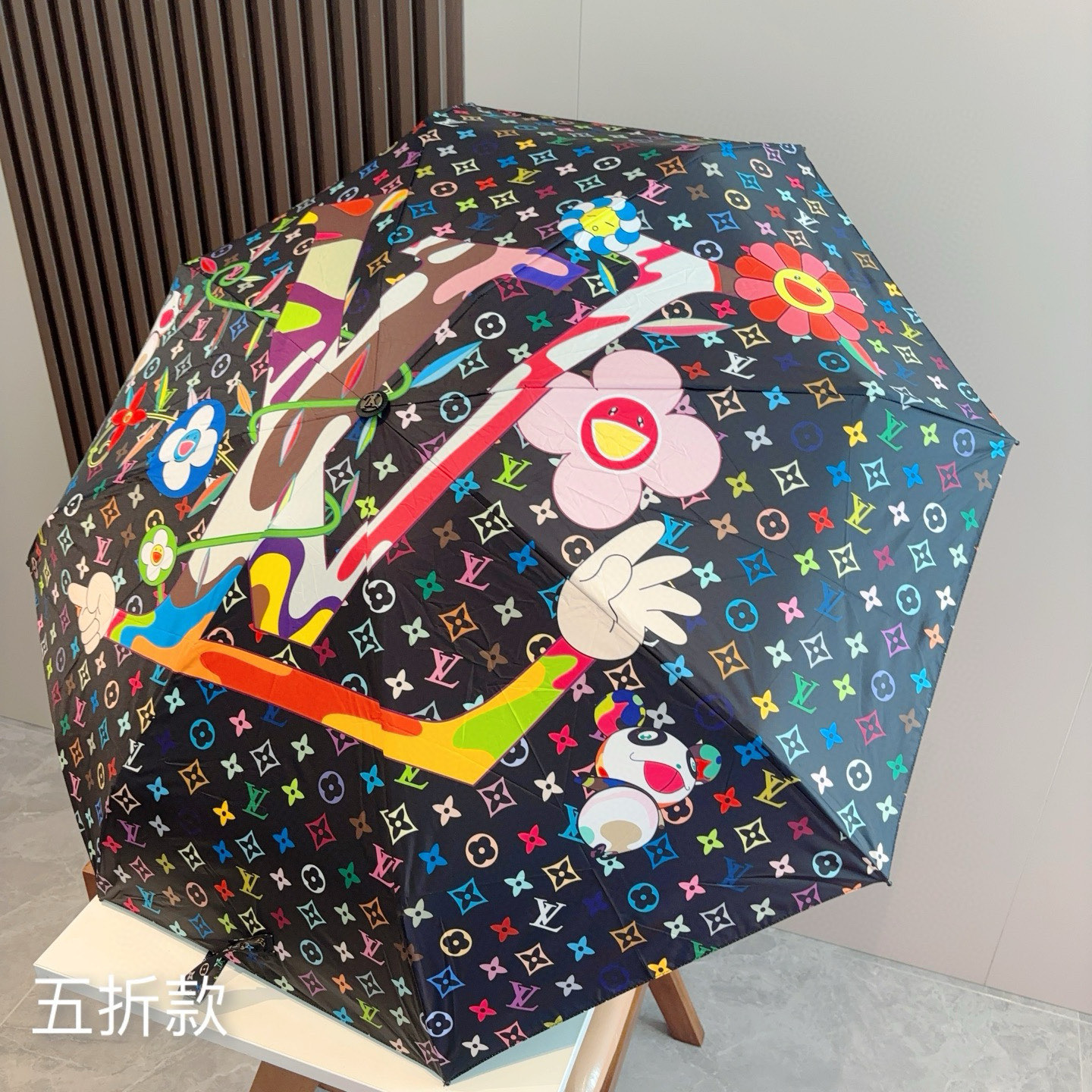  LOUIS VUITTON（路易威登）五折伞 热卖款 时尚指数爆表 不论晴天雨天使用都相得益彰 拥有它