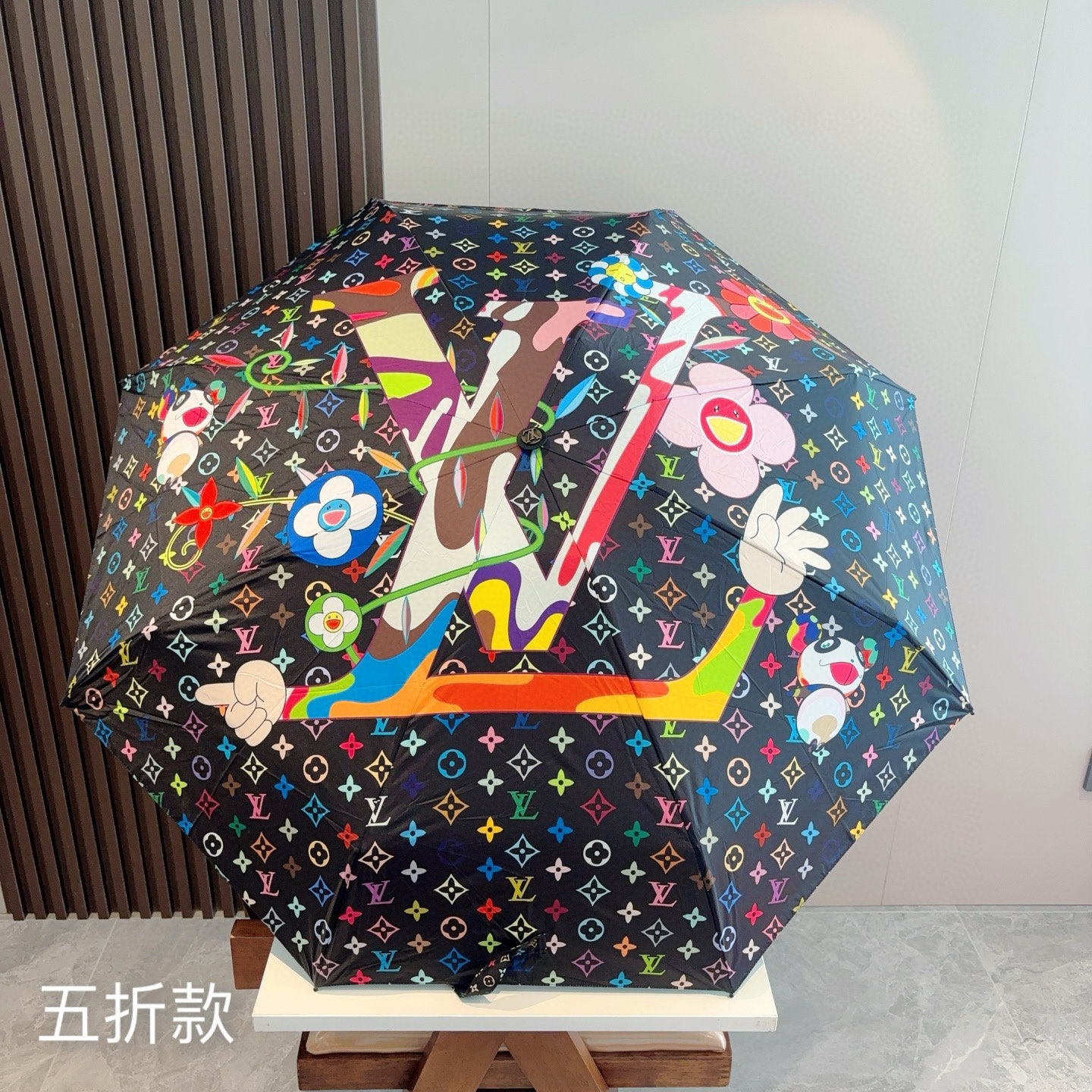  LOUIS VUITTON（路易威登）五折伞 热卖款 时尚指数爆表 不论晴天雨天使用都相得益彰 拥有它