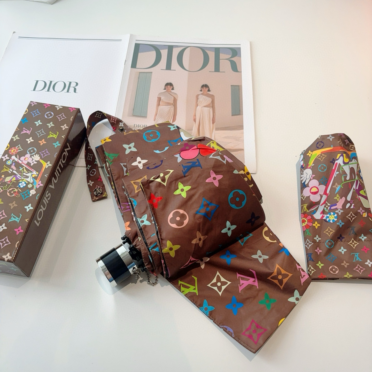  LOUIS VUITTON（路易威登）五折伞 热卖款 时尚指数爆表 不论晴天雨天使用都相得益彰 拥有它