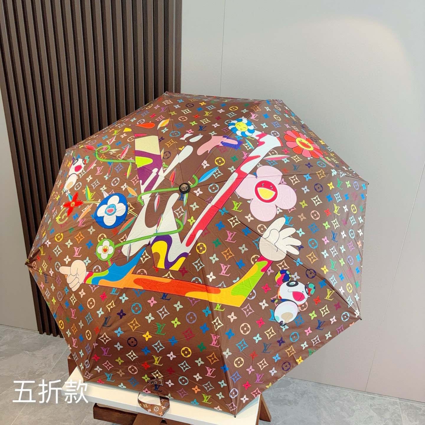  LOUIS VUITTON（路易威登）五折伞 热卖款 时尚指数爆表 不论晴天雨天使用都相得益彰 拥有它