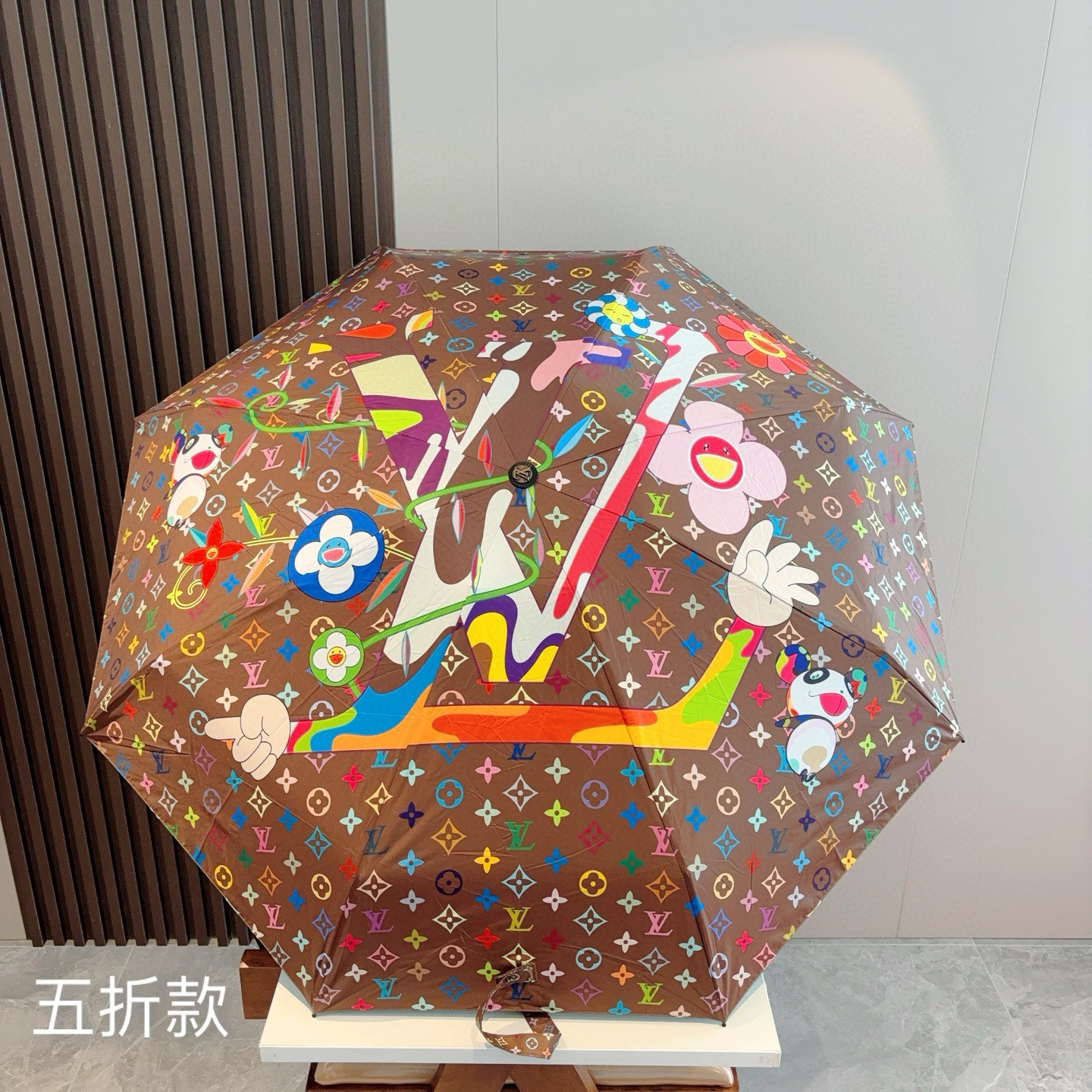  LOUIS VUITTON（路易威登）五折伞 热卖款 时尚指数爆表 不论晴天雨天使用都相得益彰 拥有它
