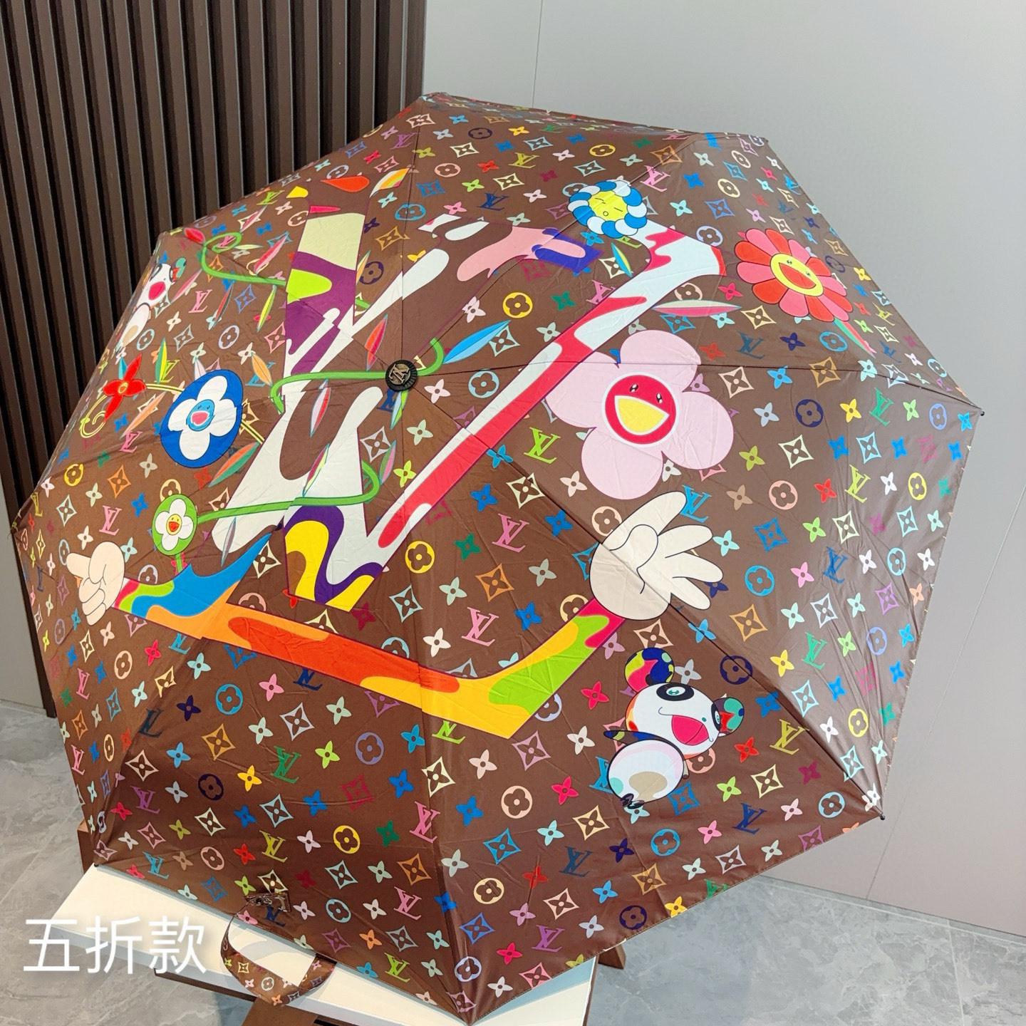  LOUIS VUITTON（路易威登）五折伞 热卖款 时尚指数爆表 不论晴天雨天使用都相得益彰 拥有它