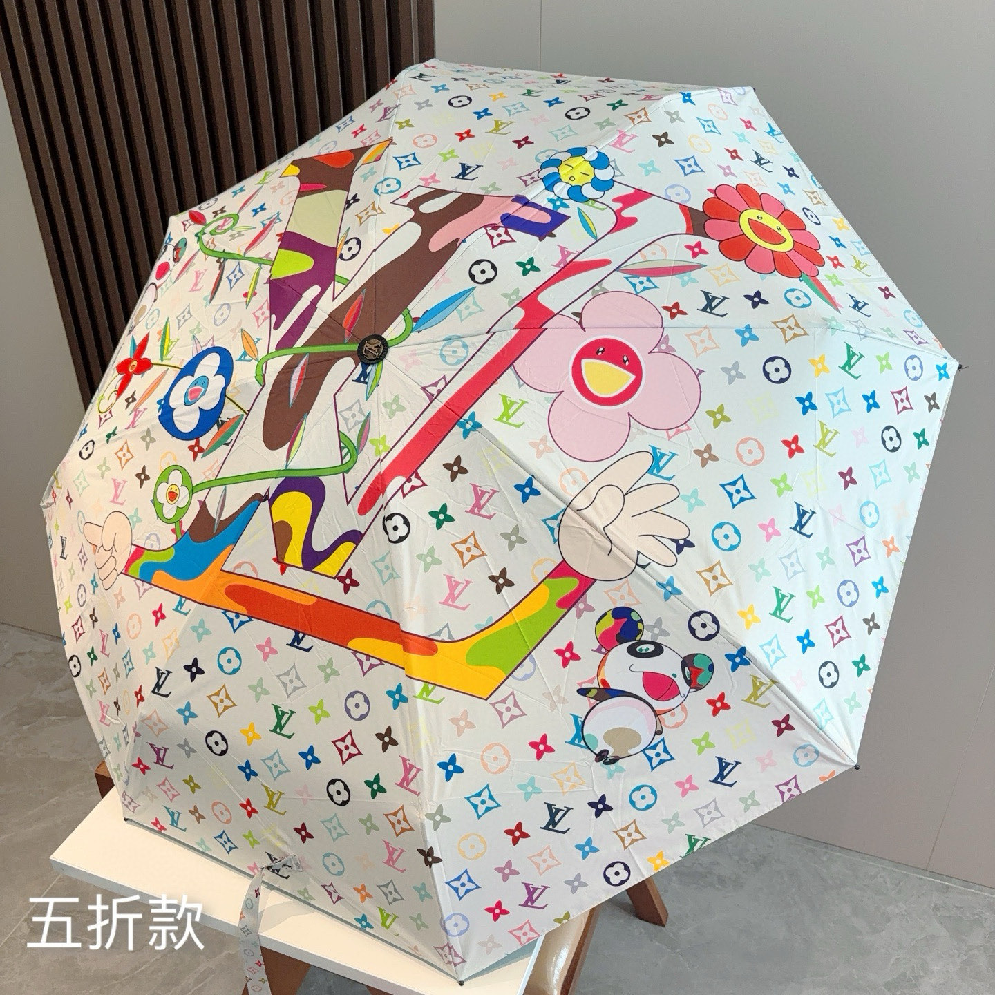  LOUIS VUITTON（路易威登）五折伞 热卖款 时尚指数爆表 不论晴天雨天使用都相得益彰 拥有它