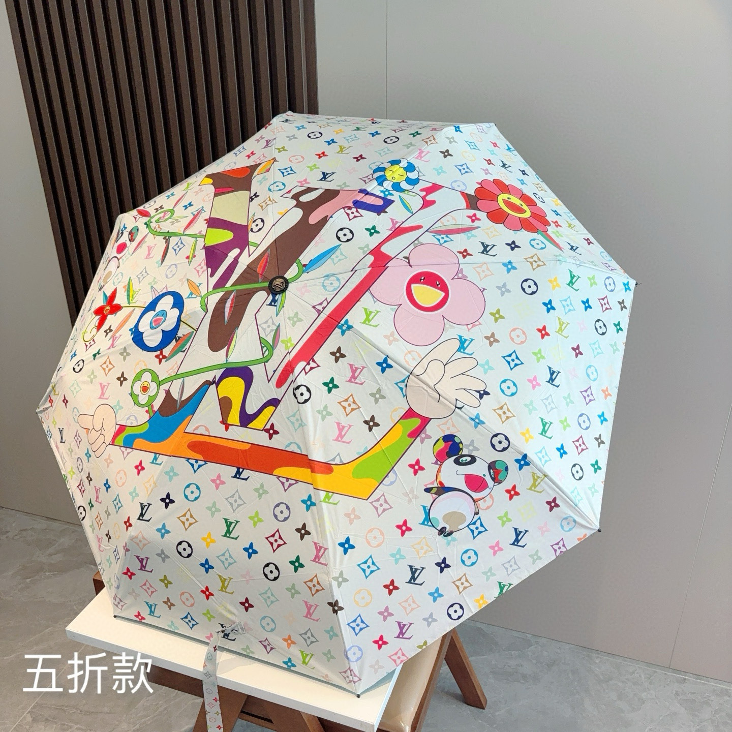  LOUIS VUITTON（路易威登）五折伞 热卖款 时尚指数爆表 不论晴天雨天使用都相得益彰 拥有它